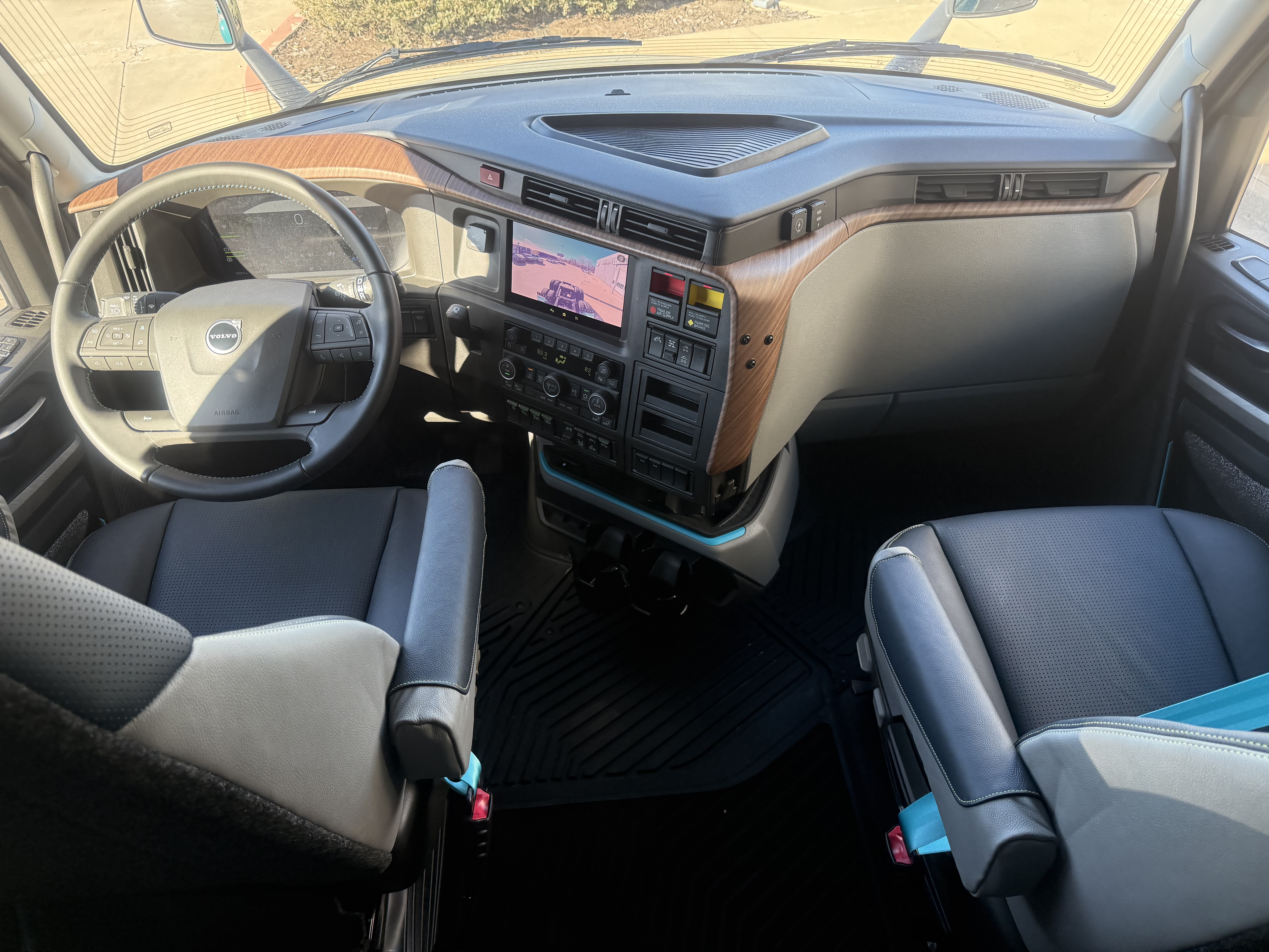 2026 Volvo - image 12