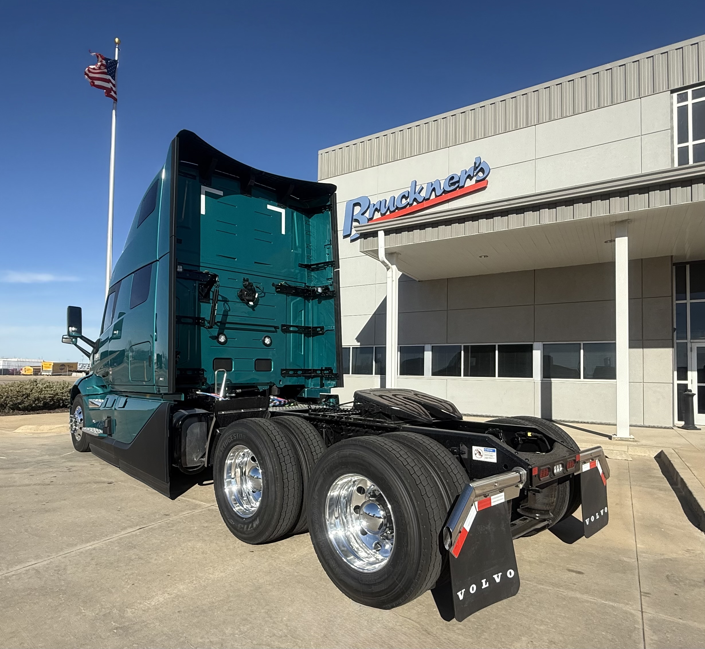 2026 Volvo - image 3