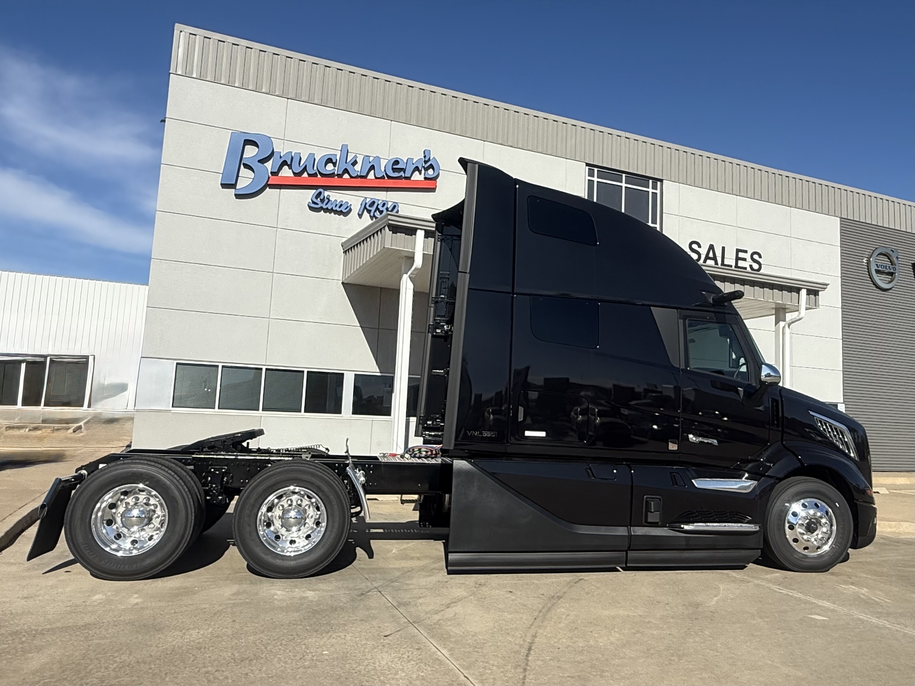 2026 Volvo - image 7