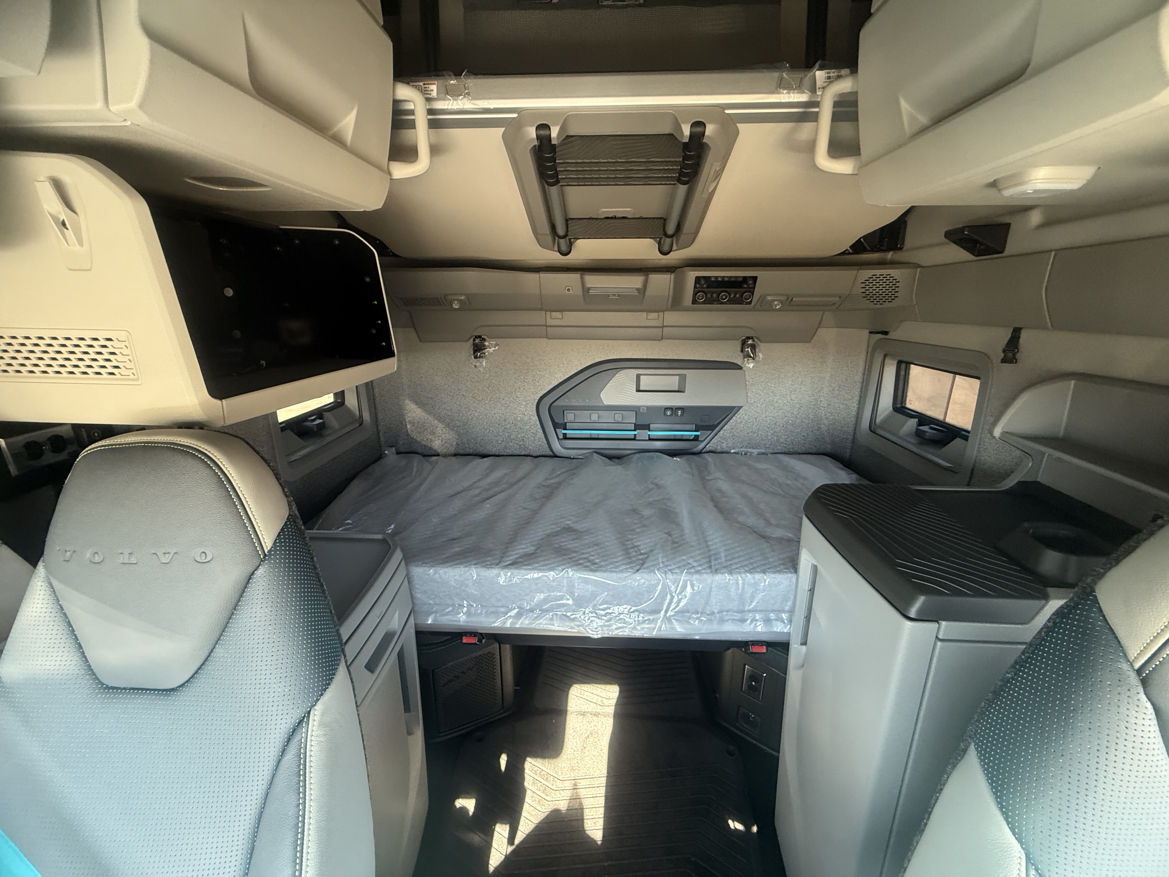 2026 Volvo - image 24