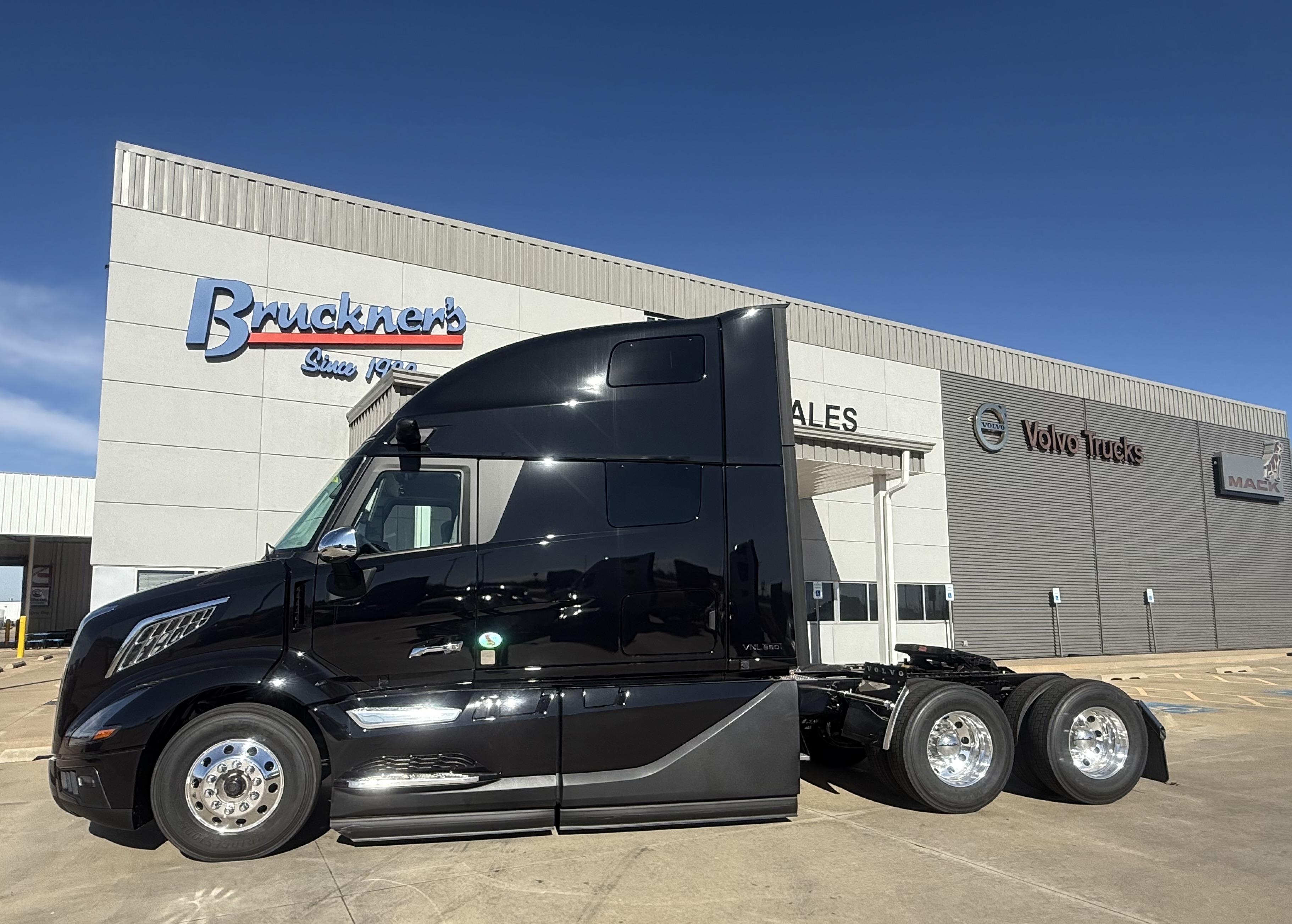 2026 Volvo - image 3