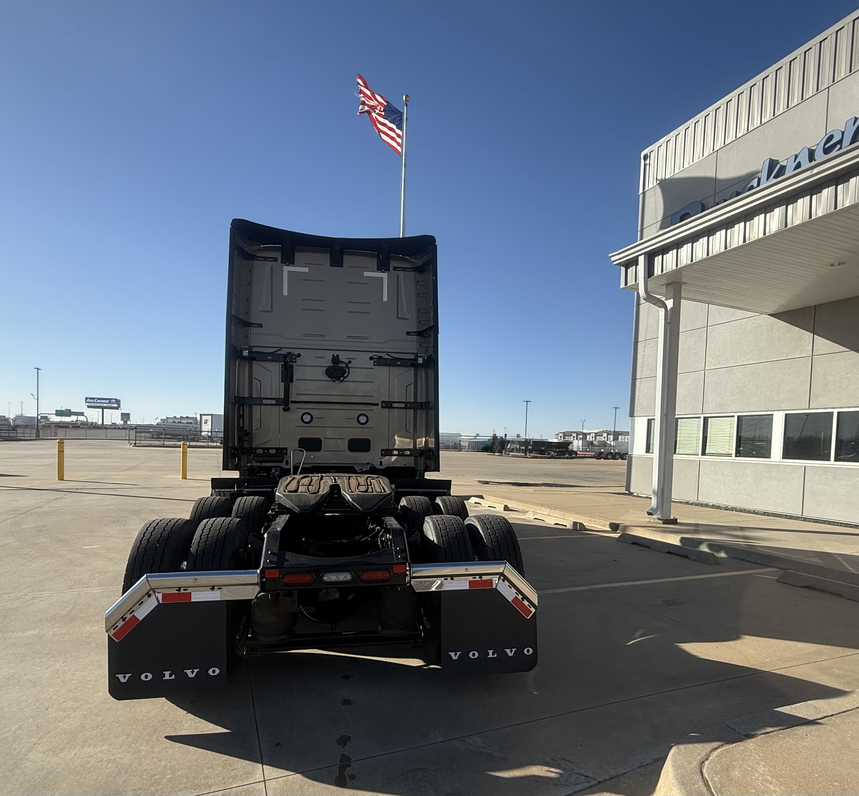 2026 Volvo - image 8