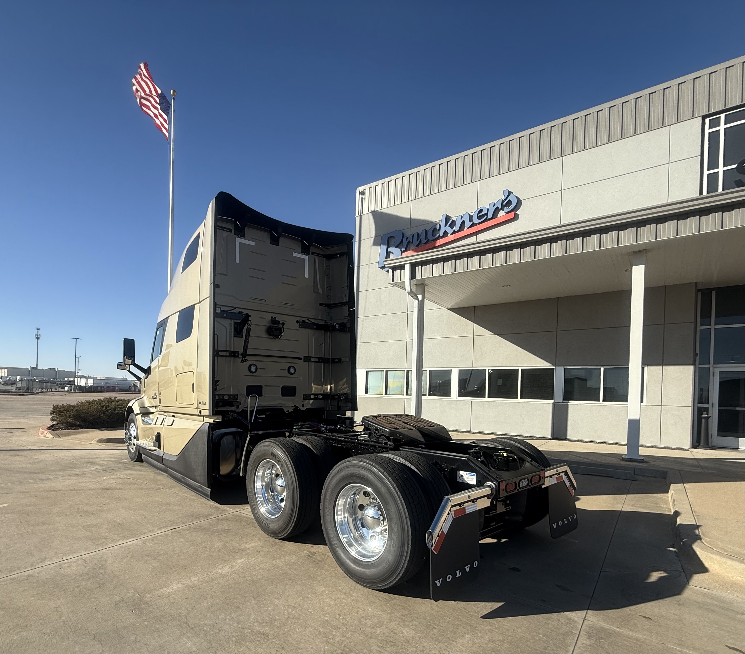 2026 Volvo - image 9