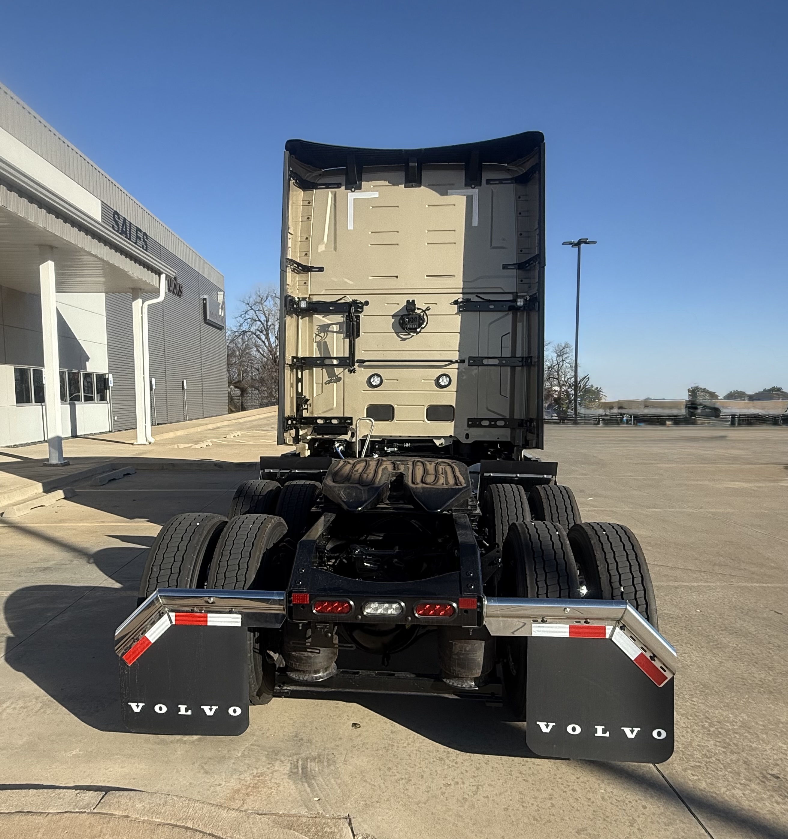 2026 Volvo - image 7