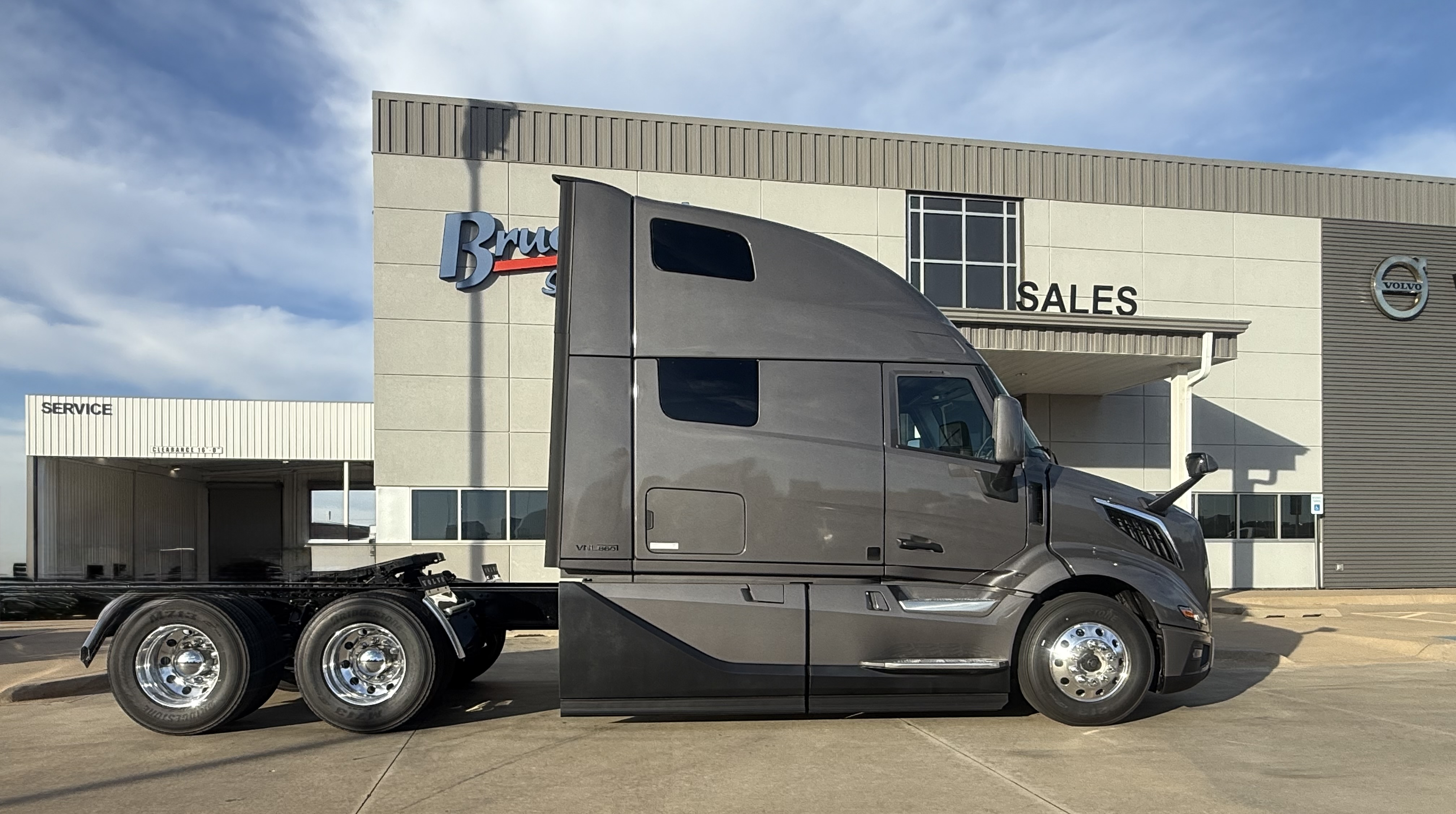 2026 Volvo - image 8