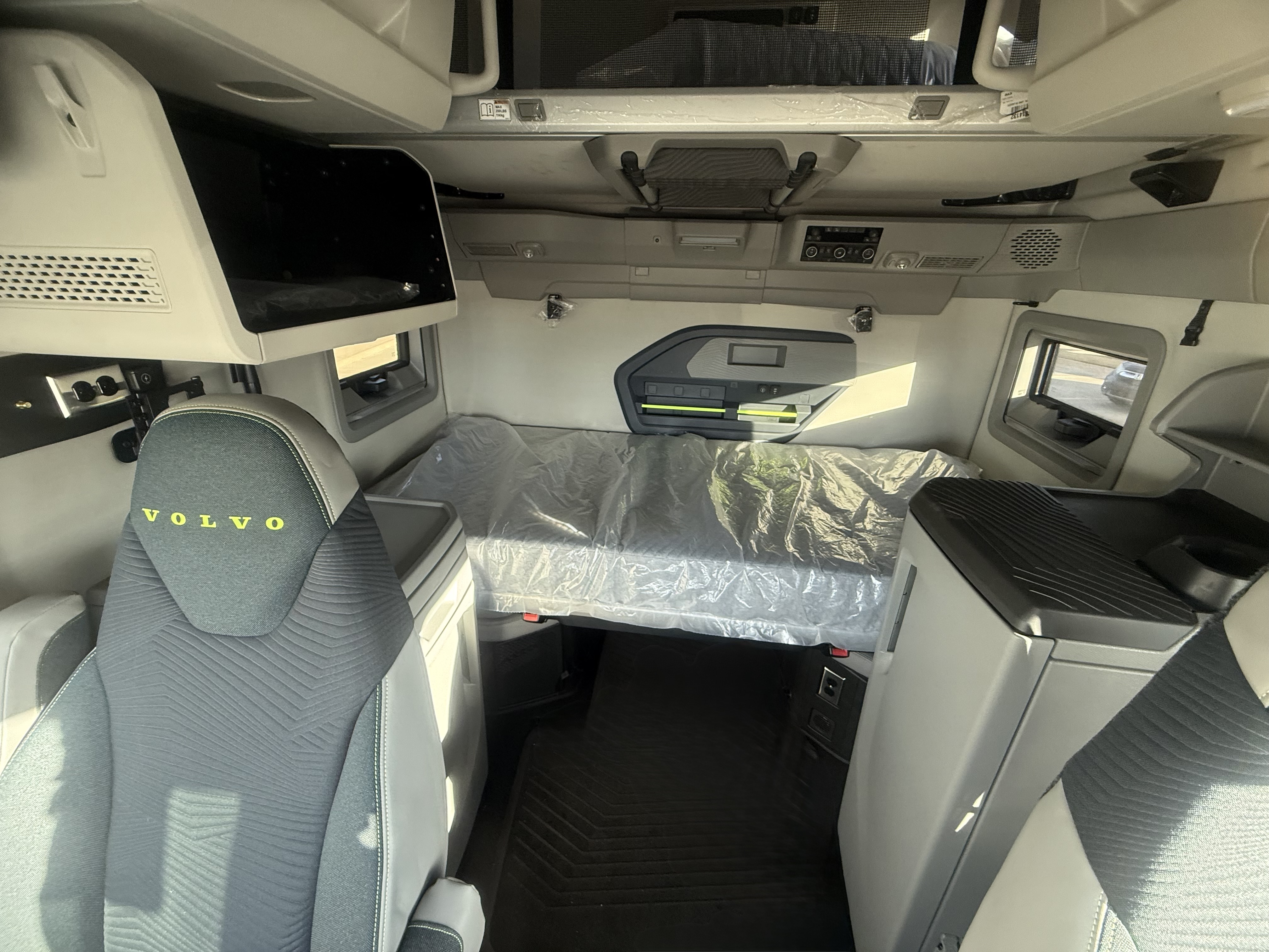 2026 Volvo - image 25