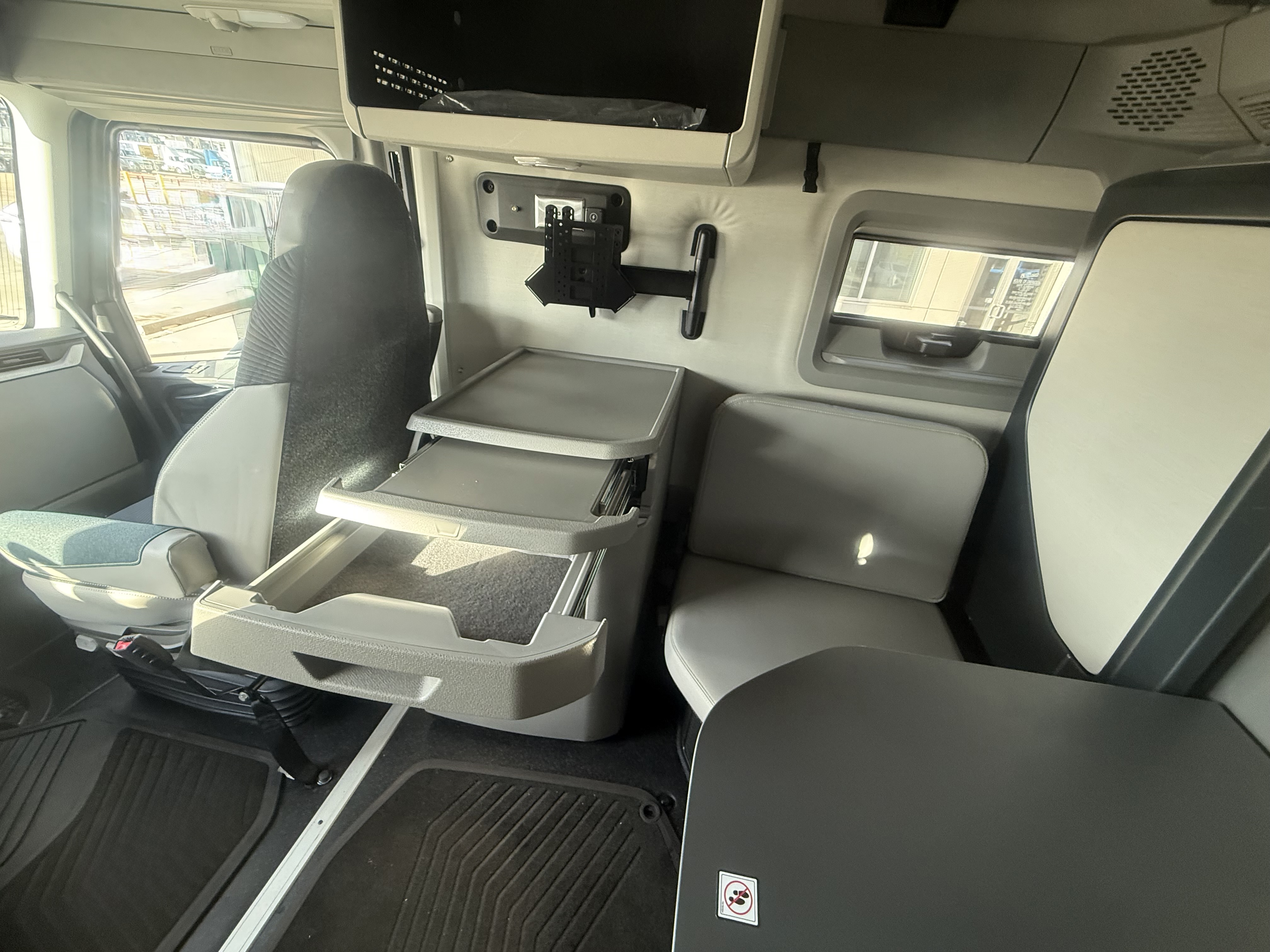 2026 Volvo - image 19