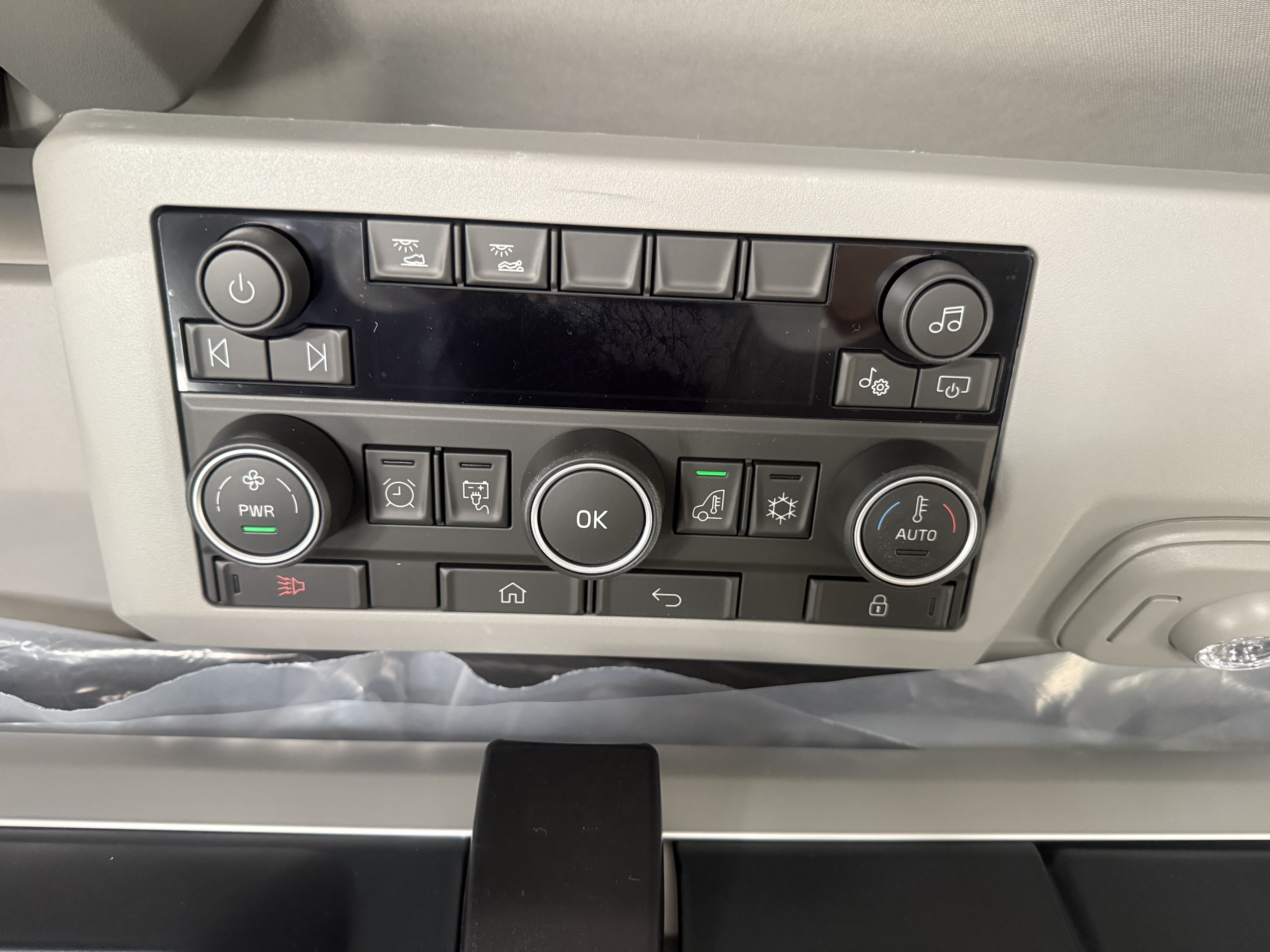 2026 Volvo - image 27