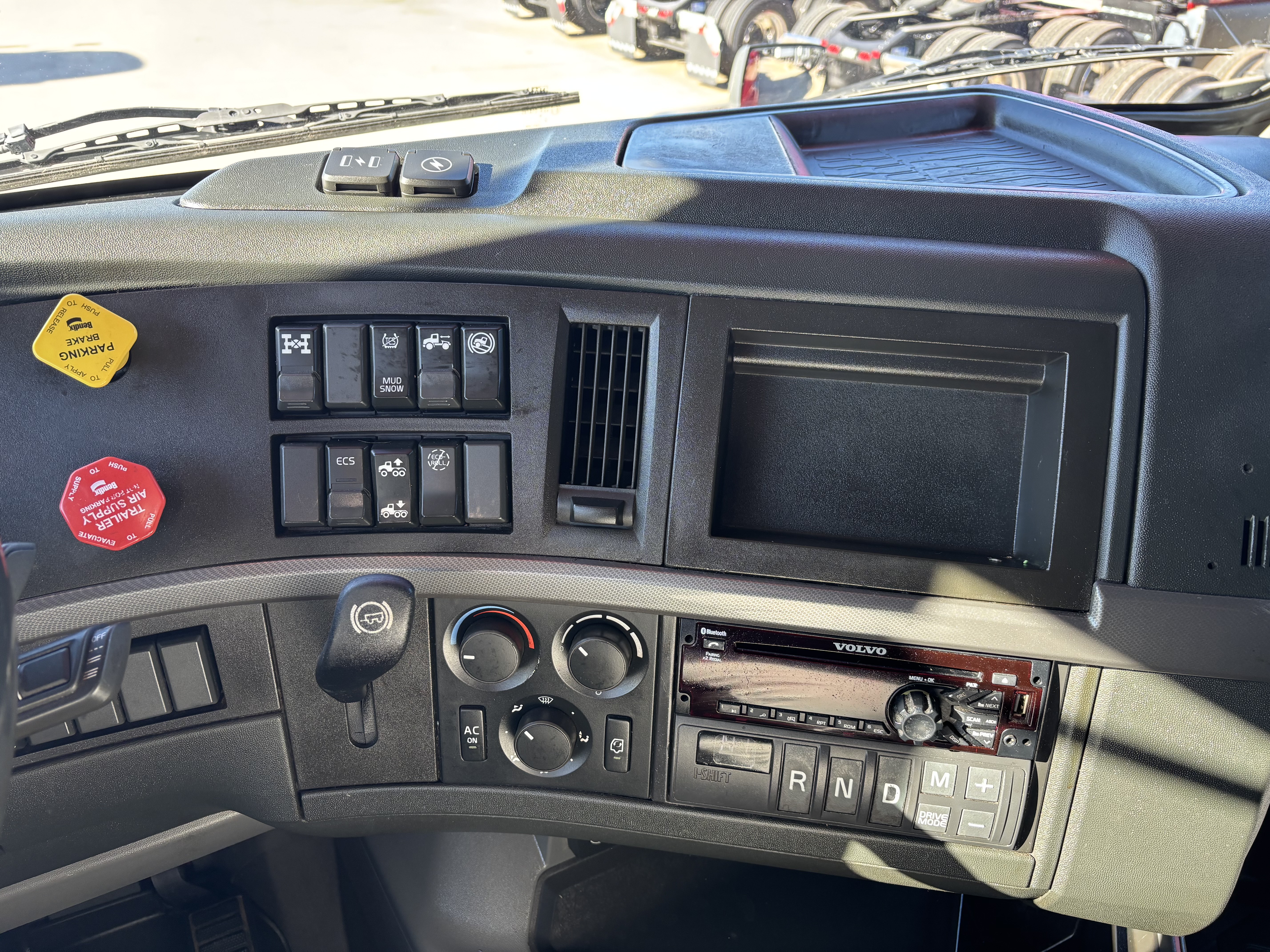 2021 Volvo - image 32