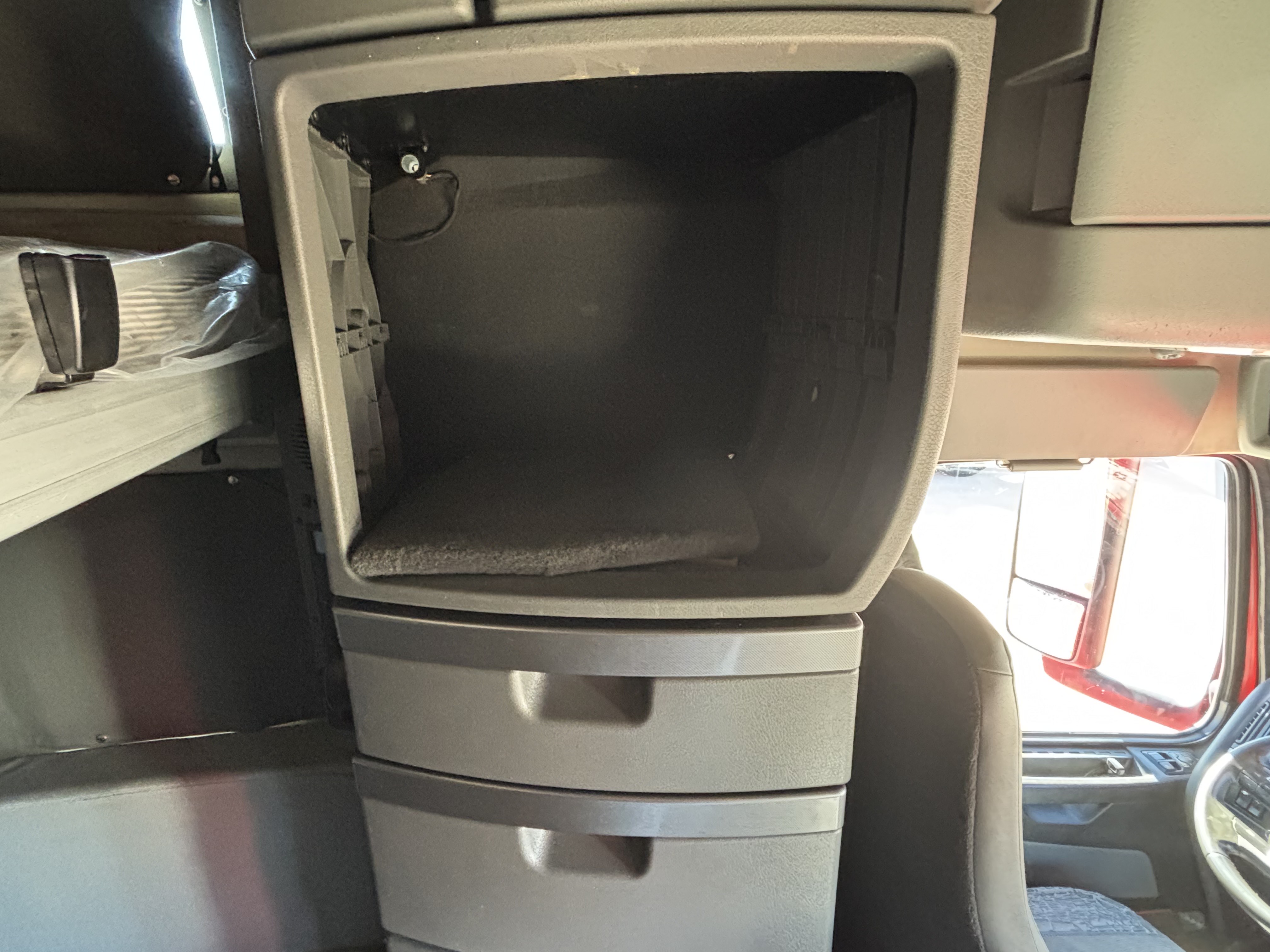 2021 Volvo - image 28