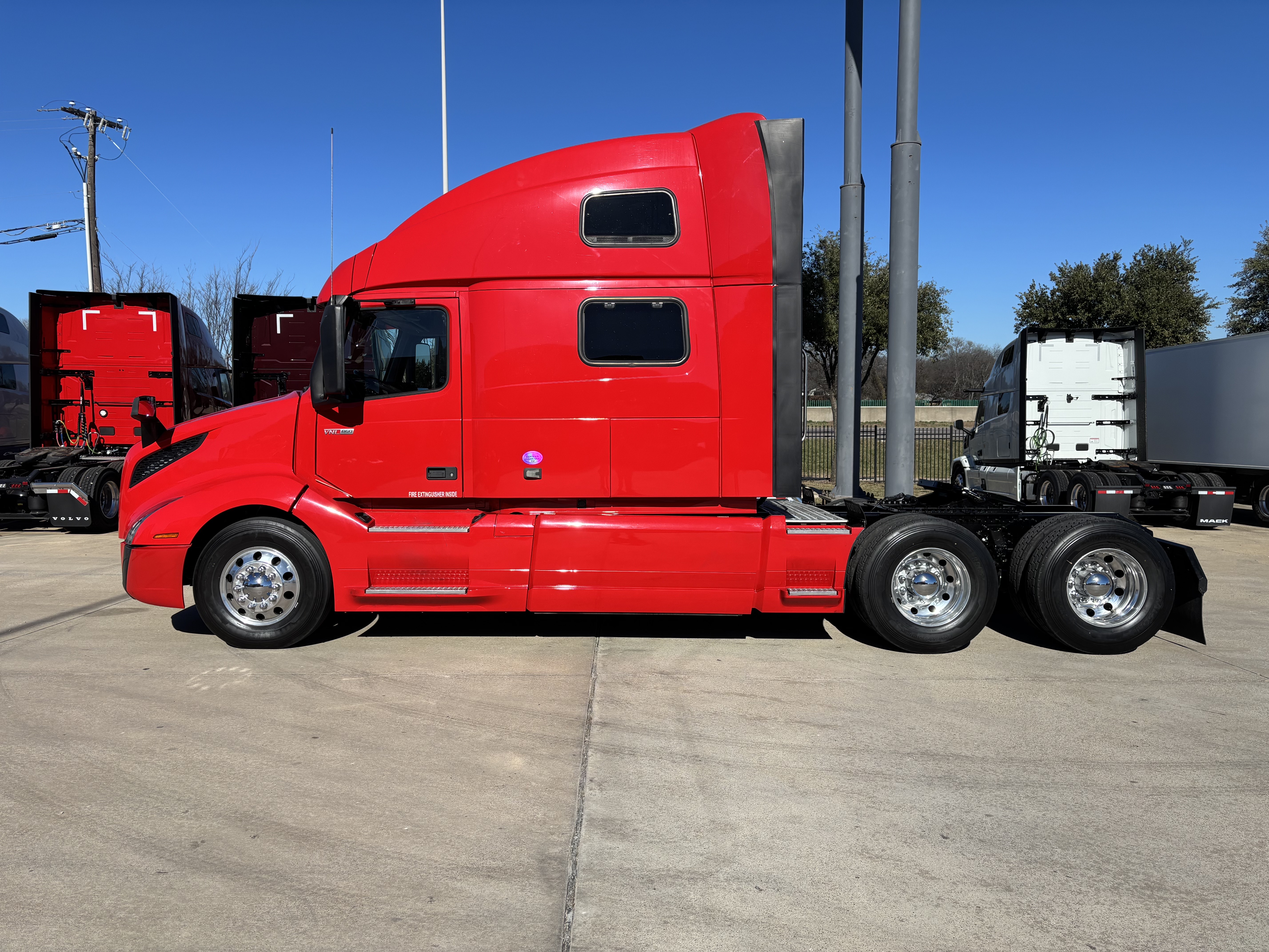 2021 Volvo - image 8