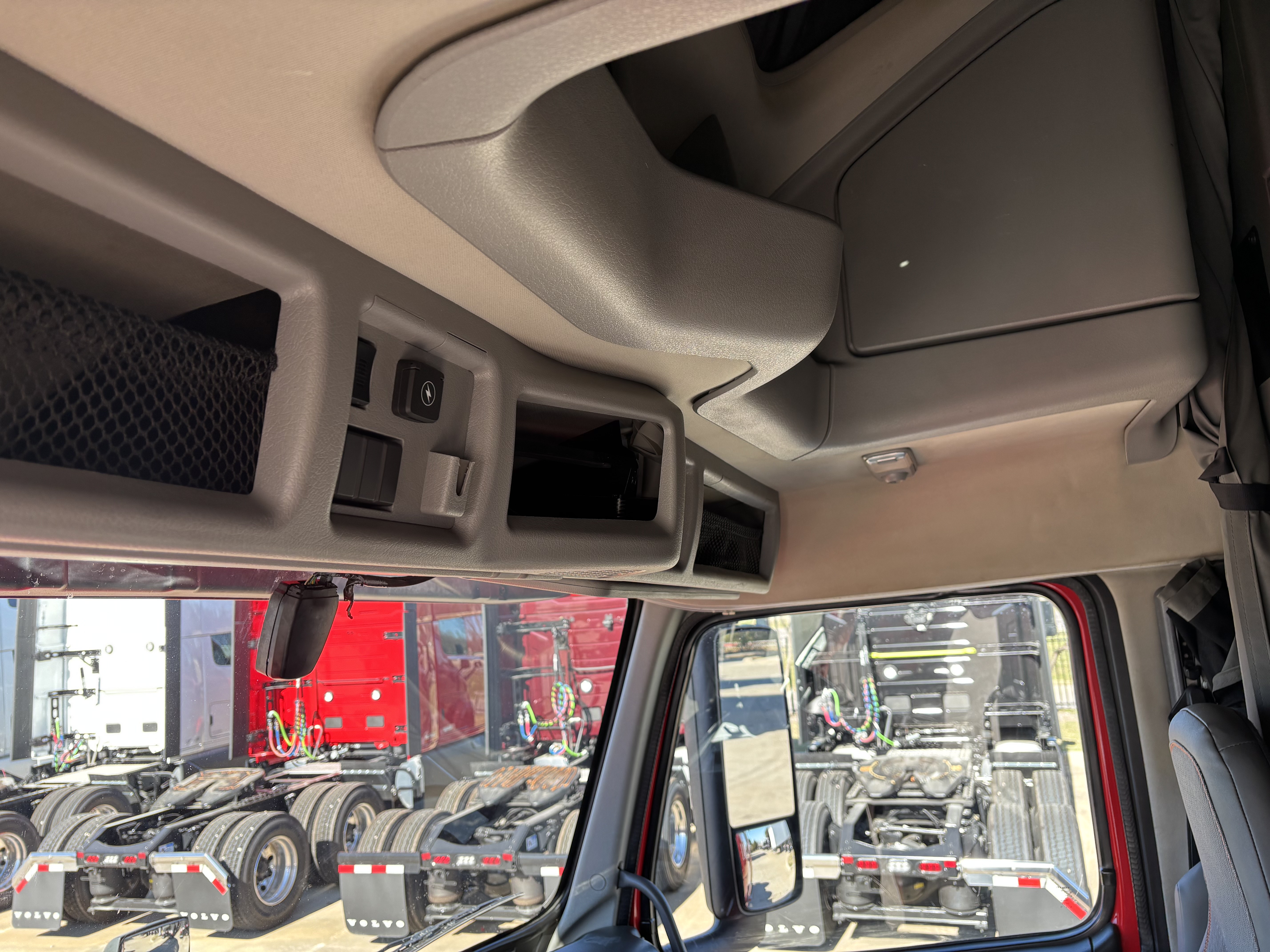 2021 Volvo - image 22