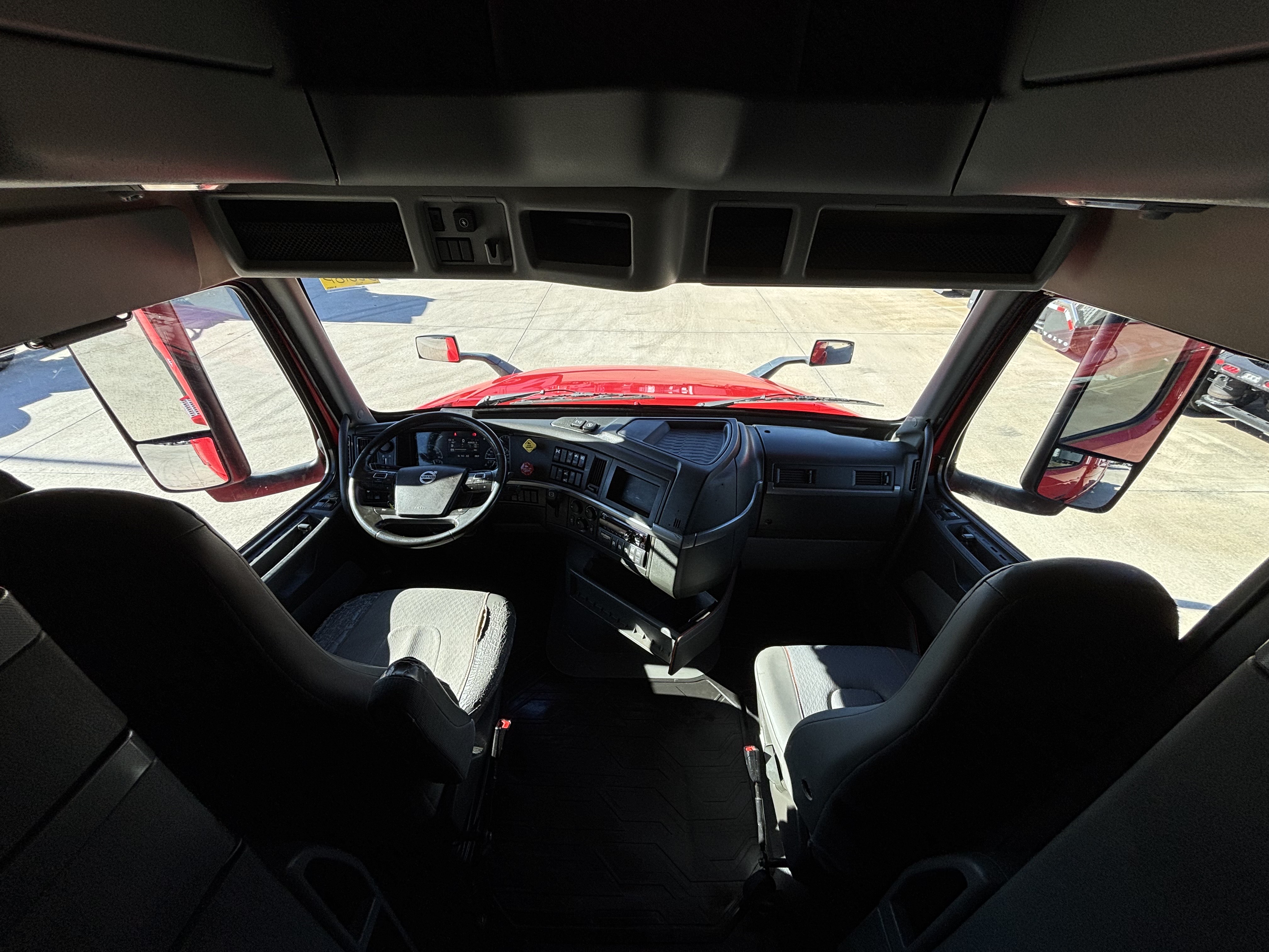 2021 Volvo - image 31