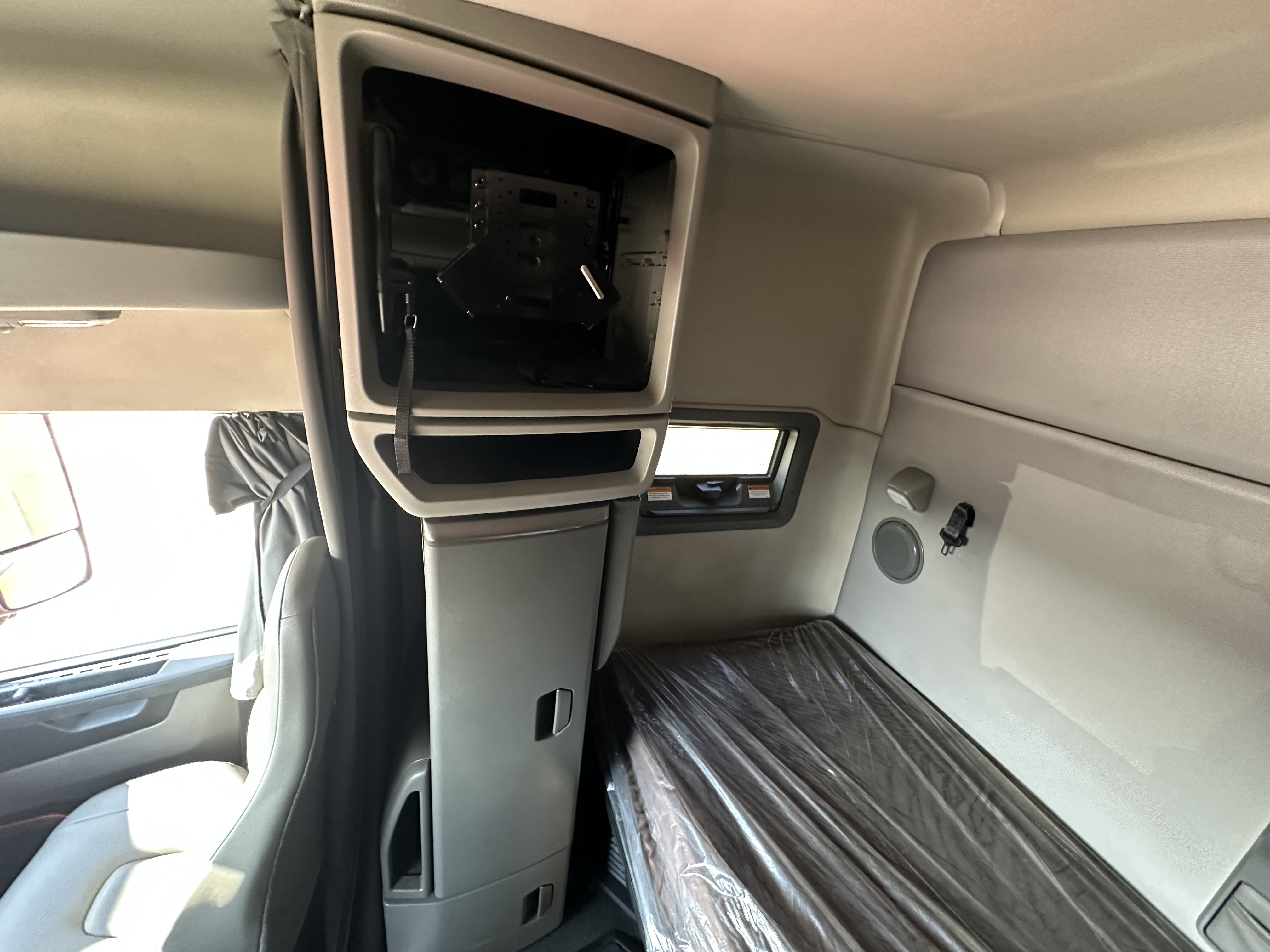 2021 Volvo - image 12