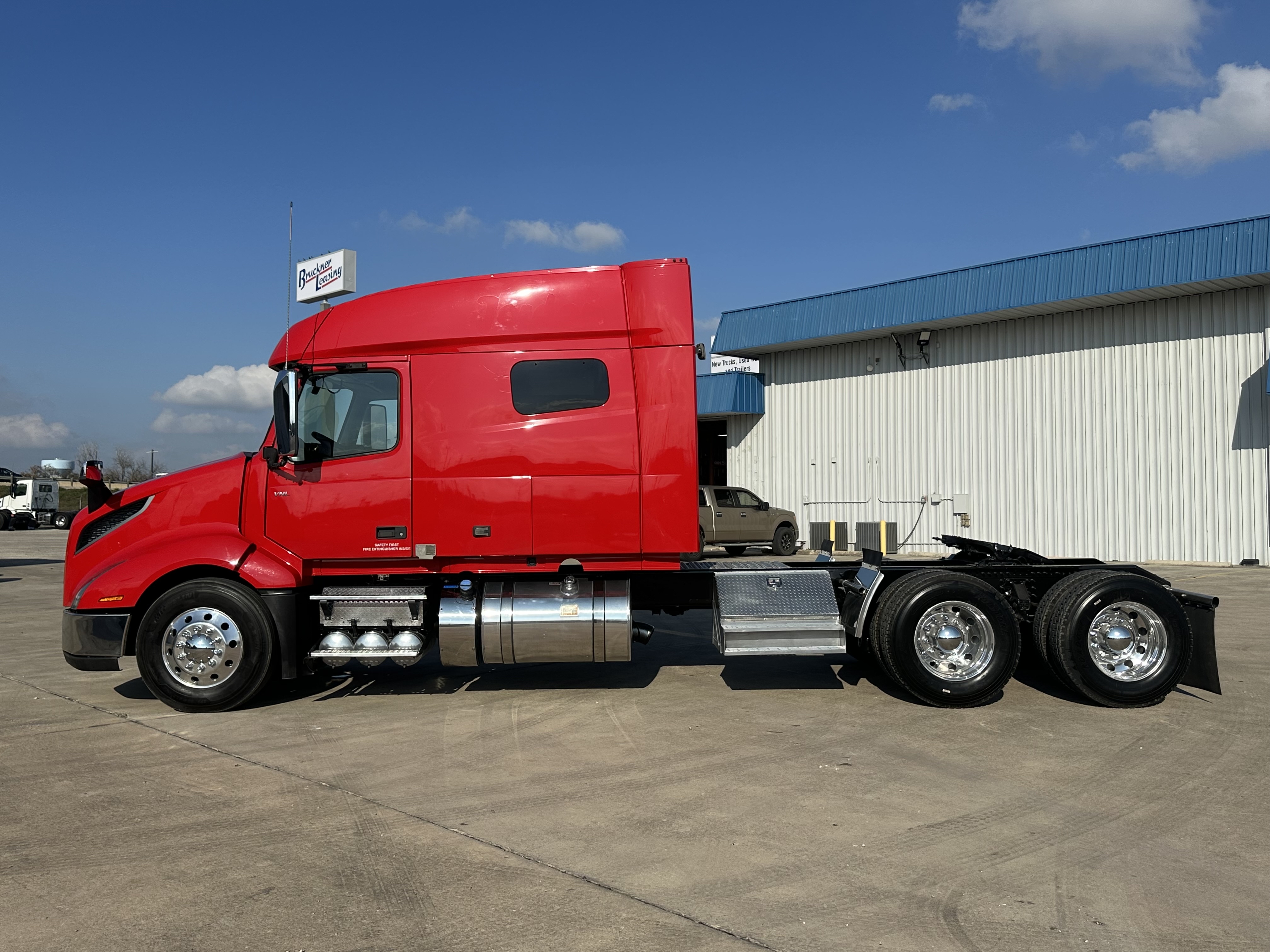 2021 Volvo - image 3