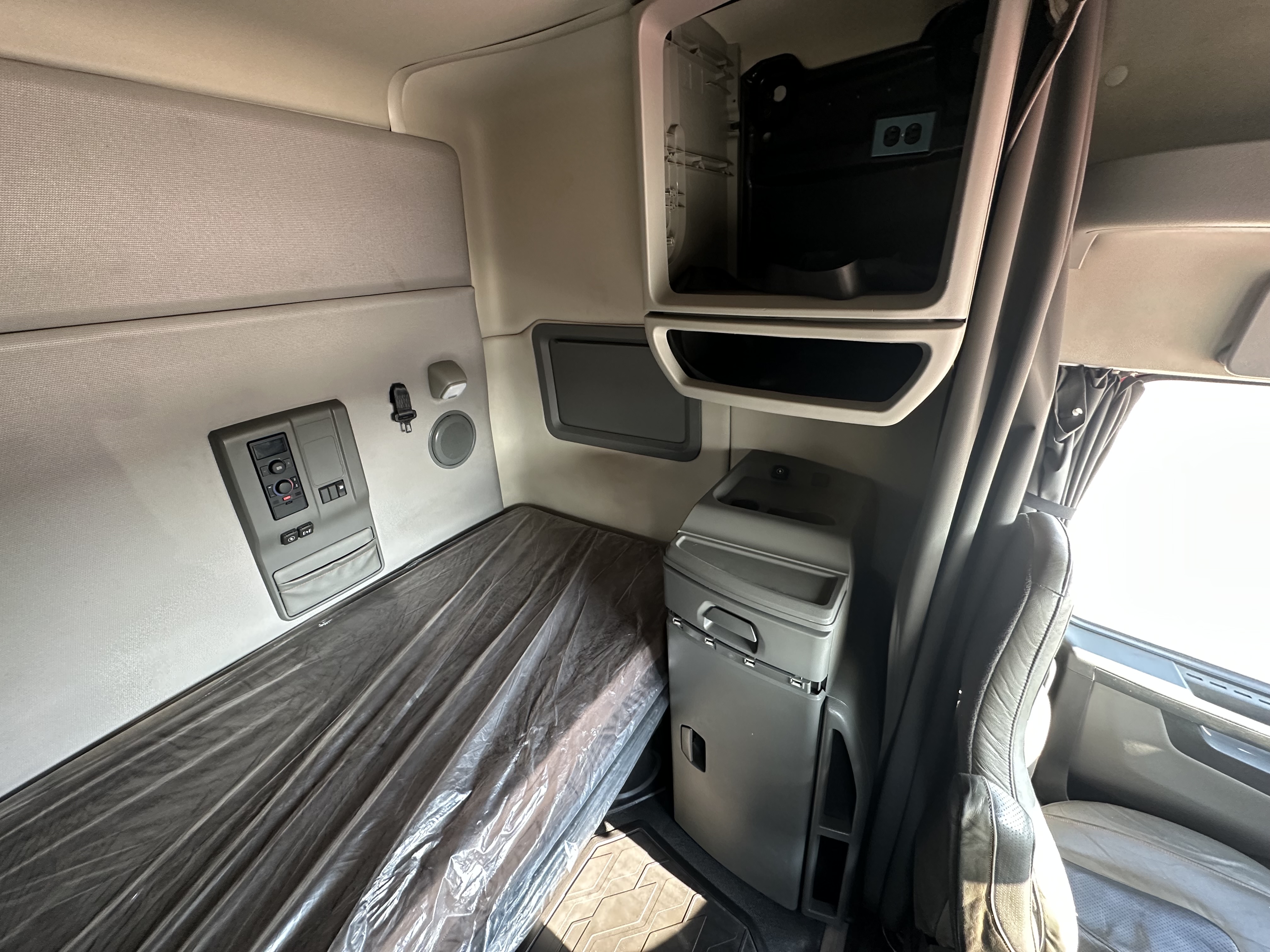 2021 Volvo - image 14