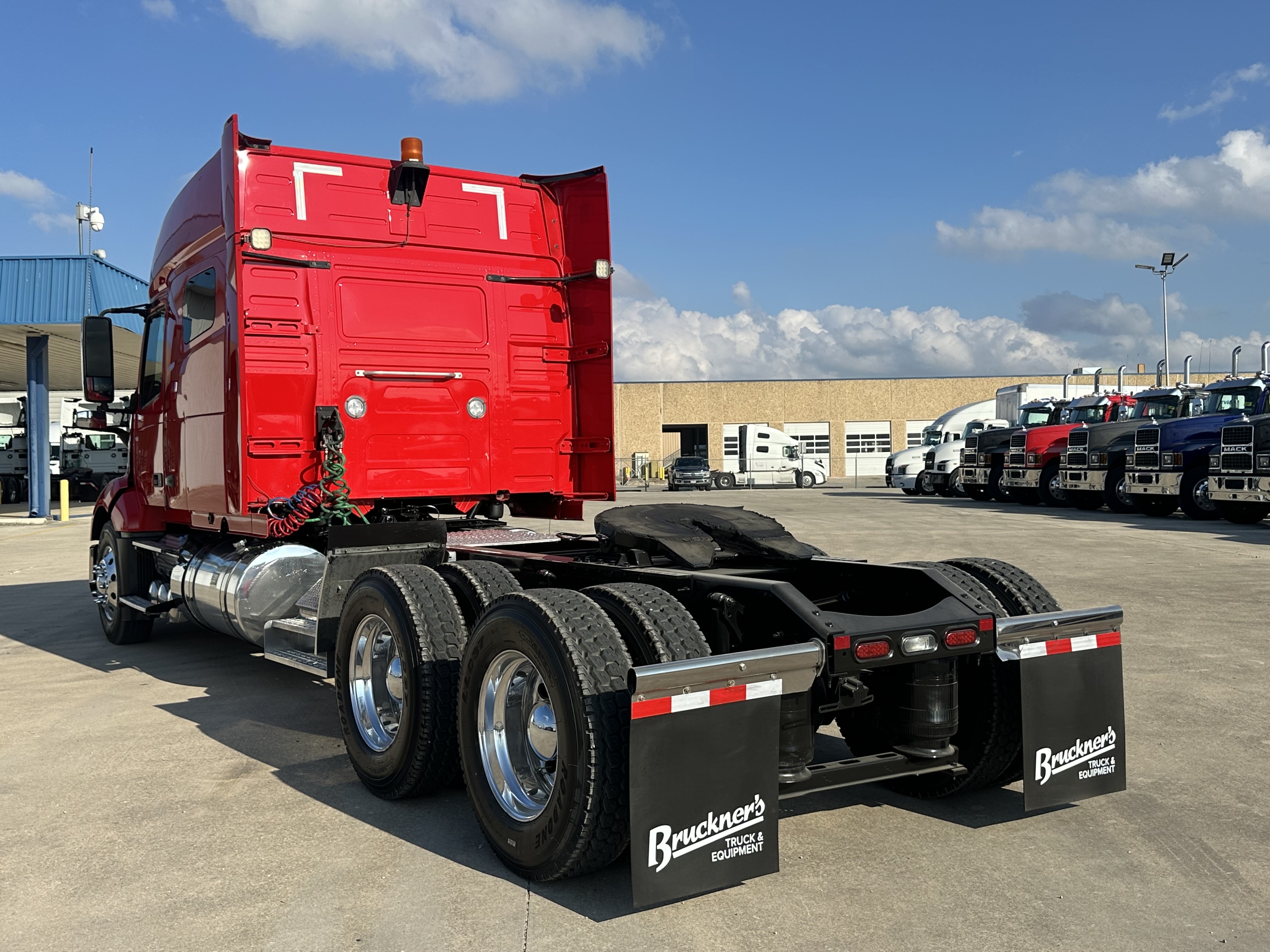 2021 Volvo - image 5