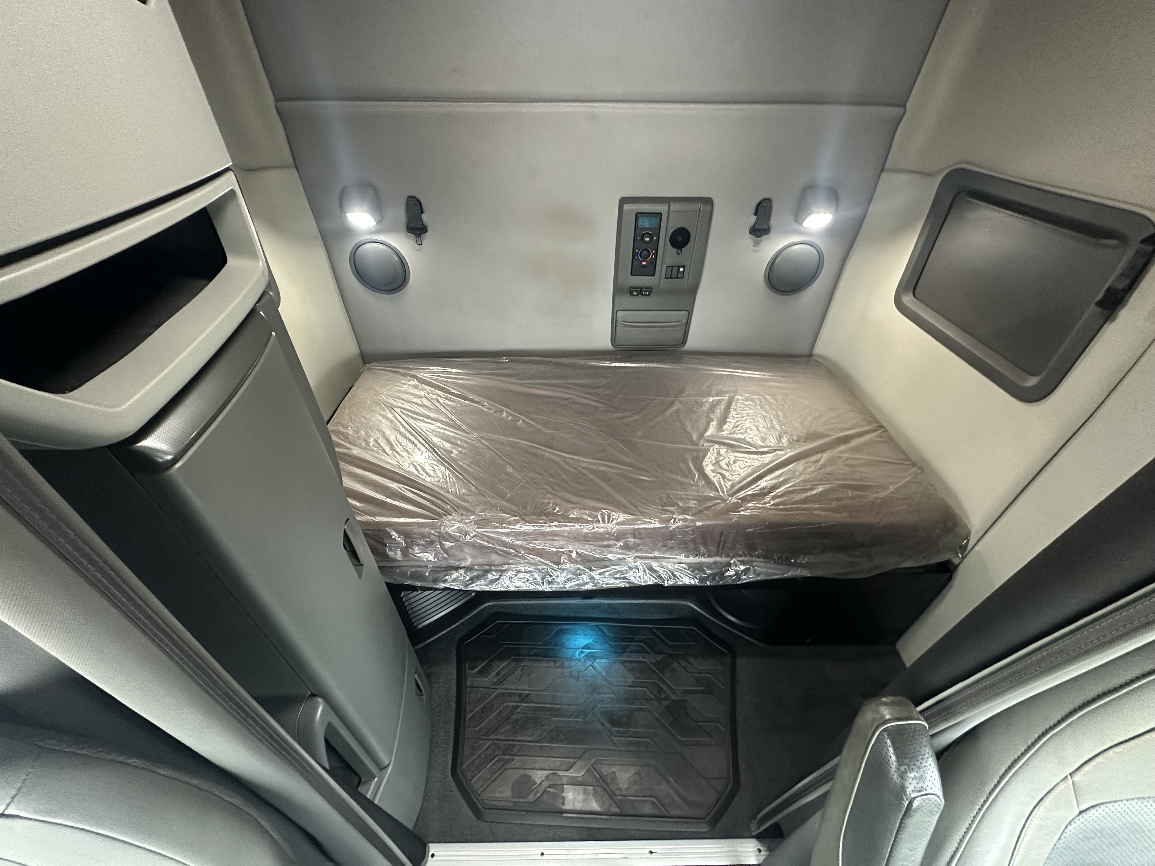 2022 Volvo - image 12