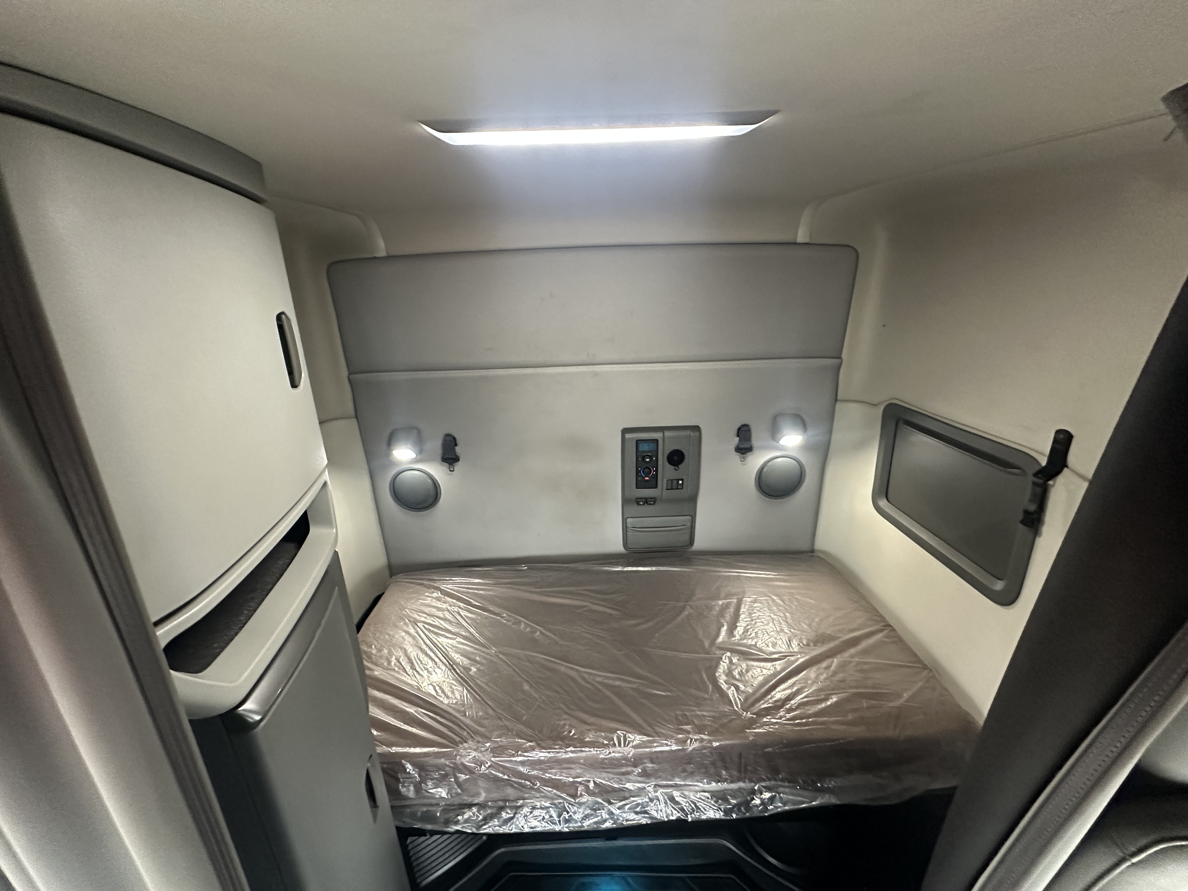 2022 Volvo - image 18