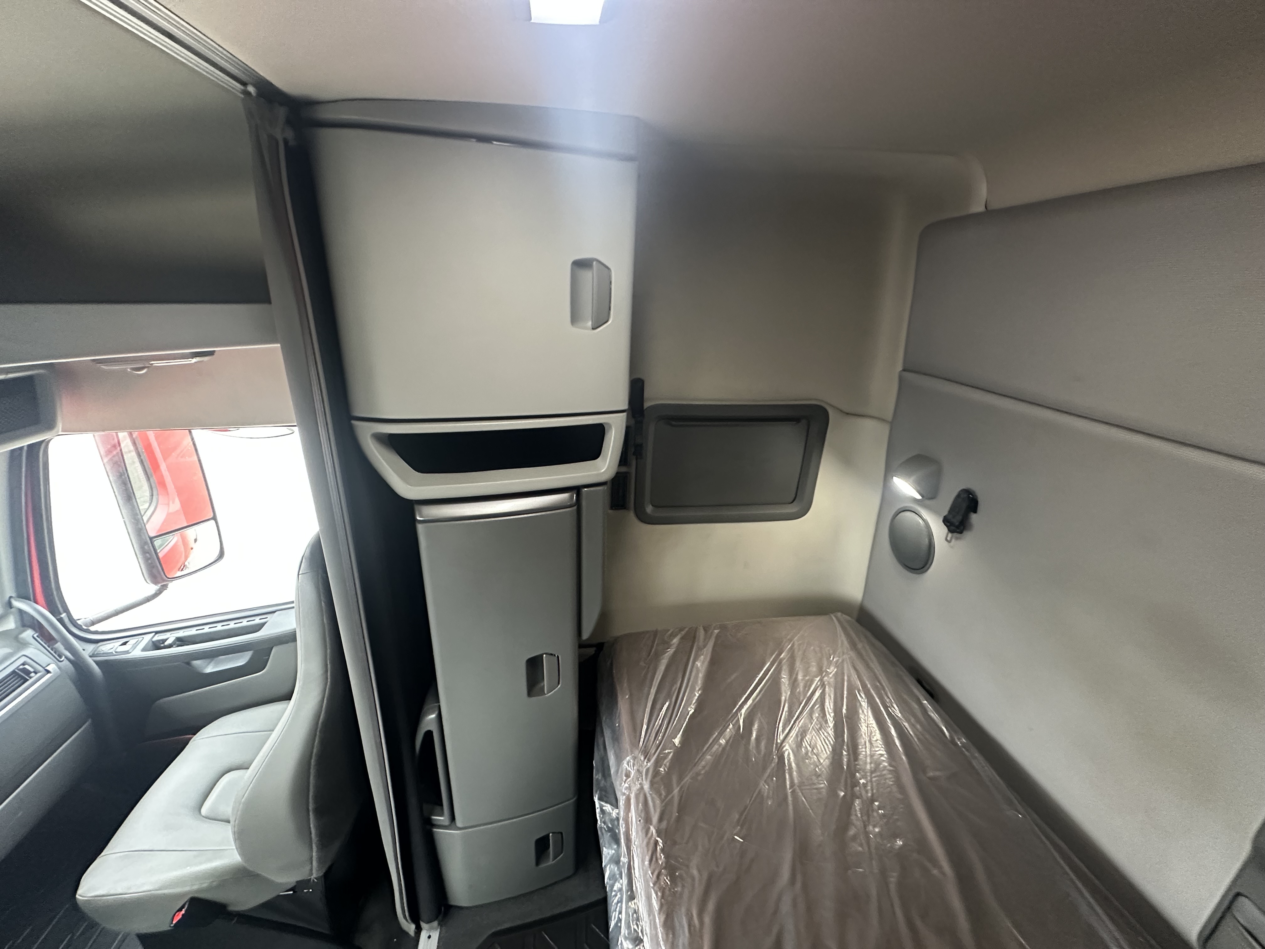 2022 Volvo - image 16