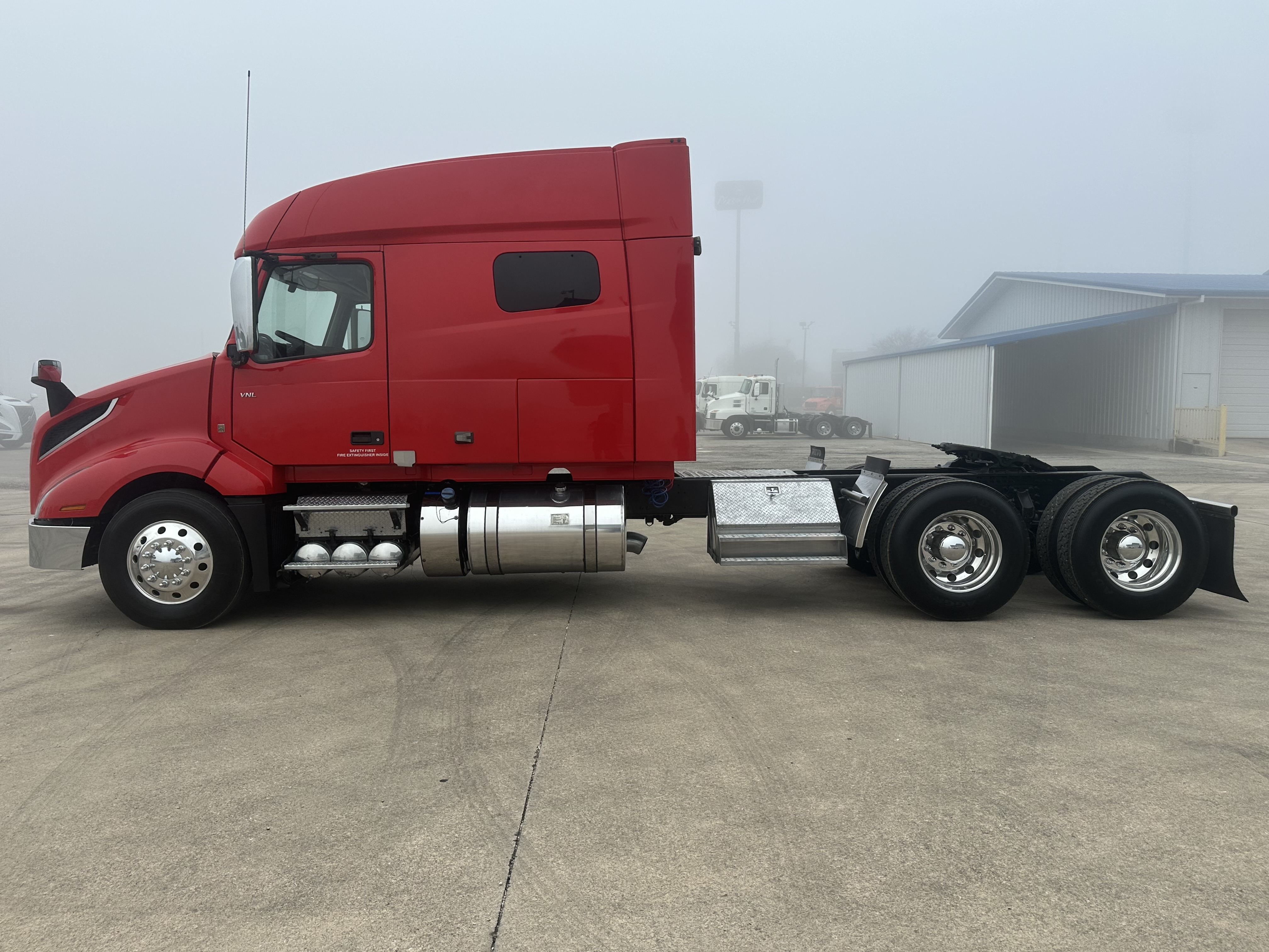 2022 Volvo - image 5