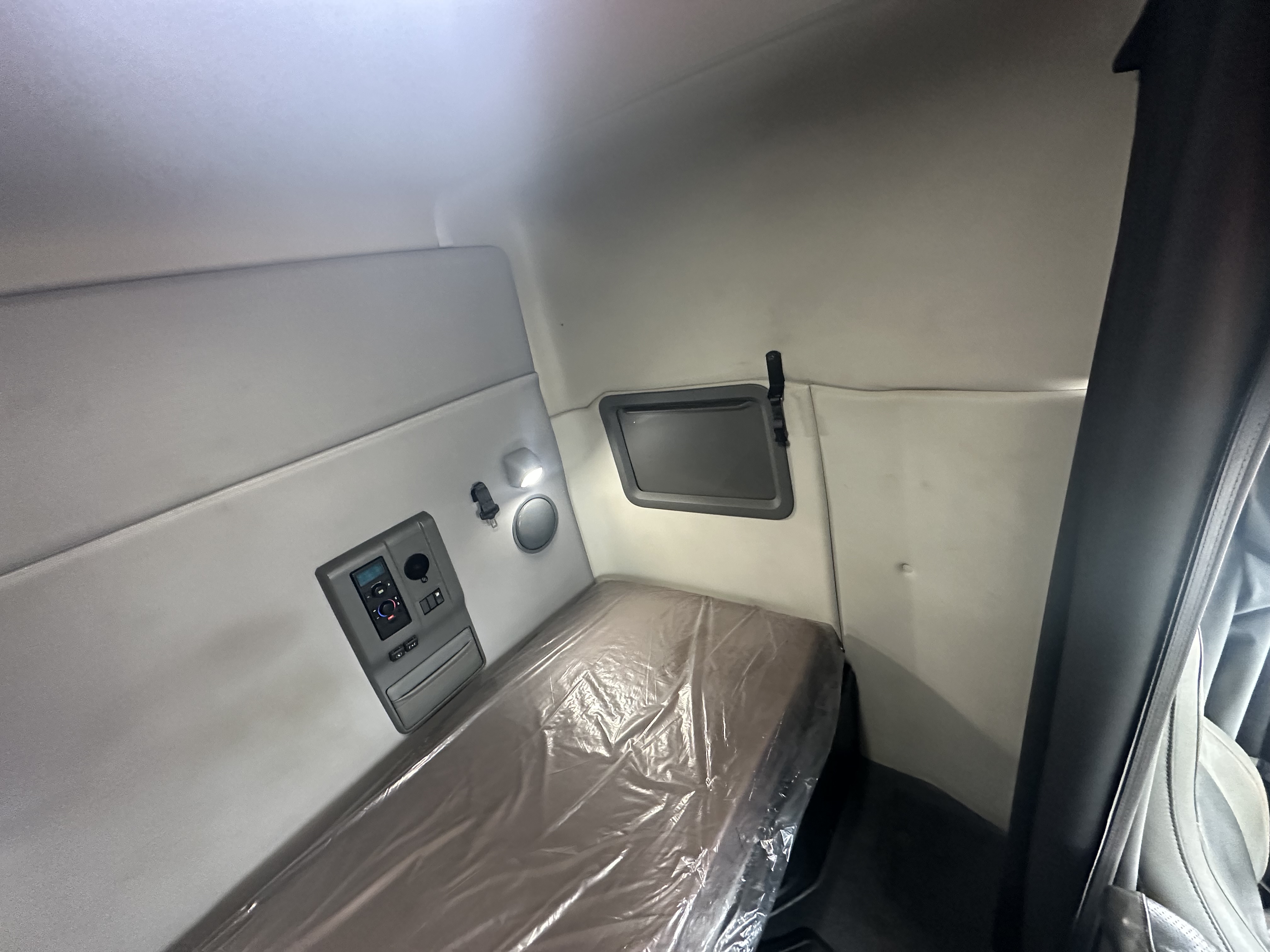 2022 Volvo - image 13