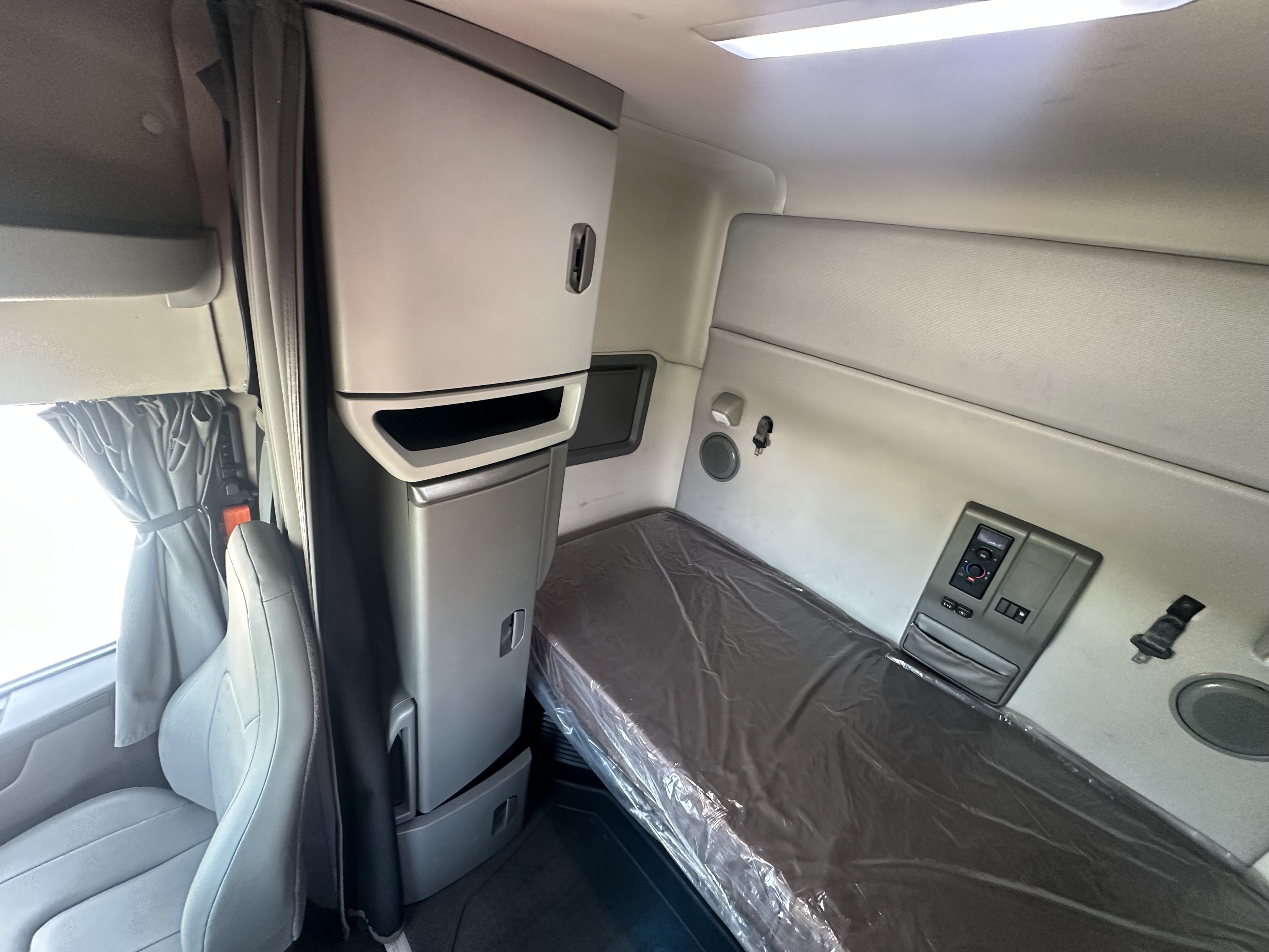 2022 Volvo - image 14