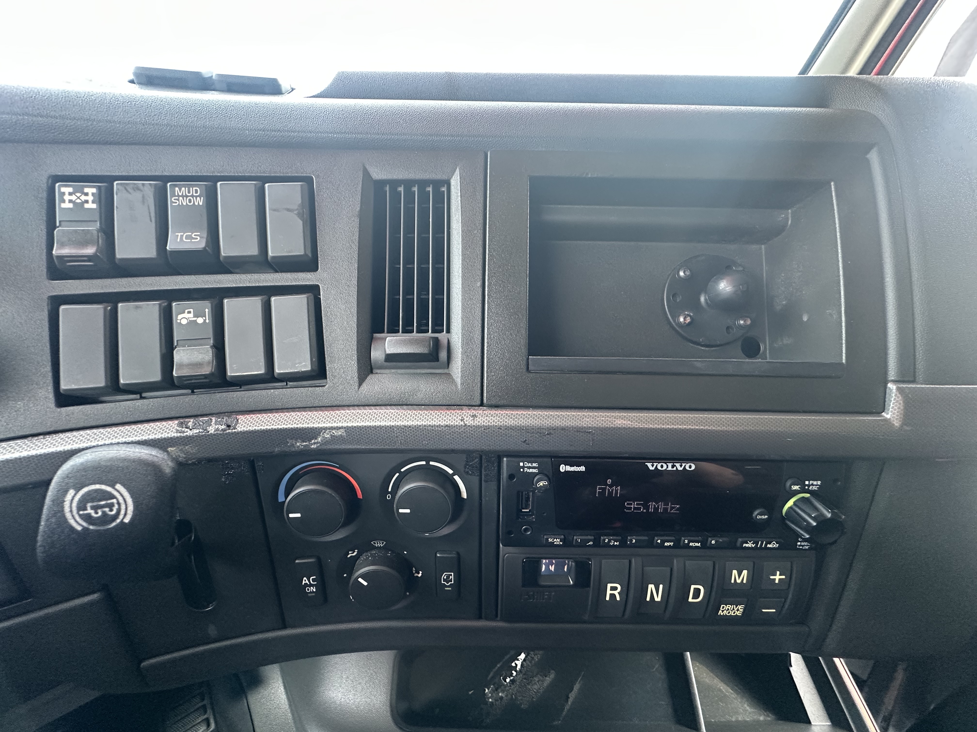 2022 Volvo - image 18