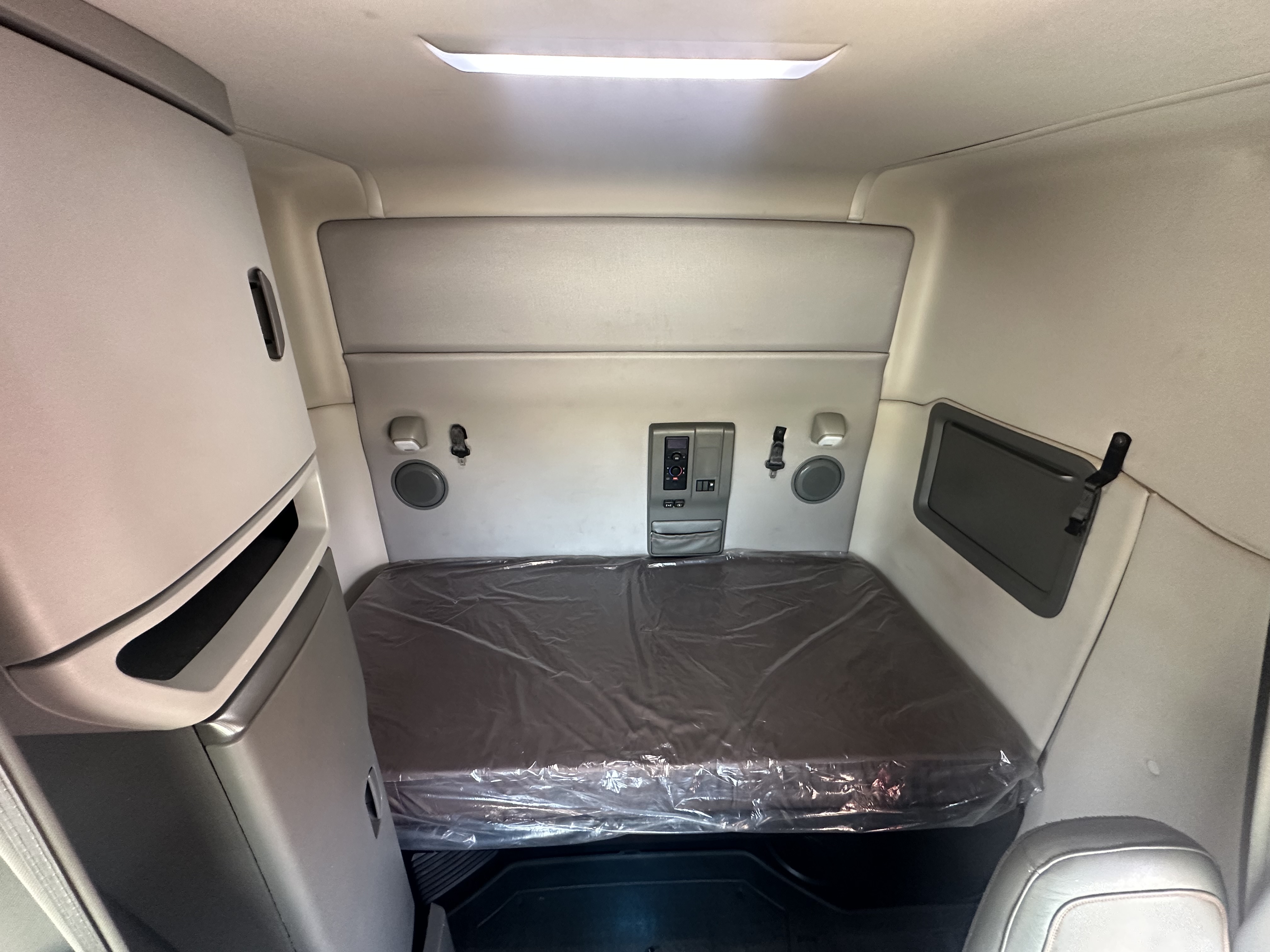 2022 Volvo - image 12