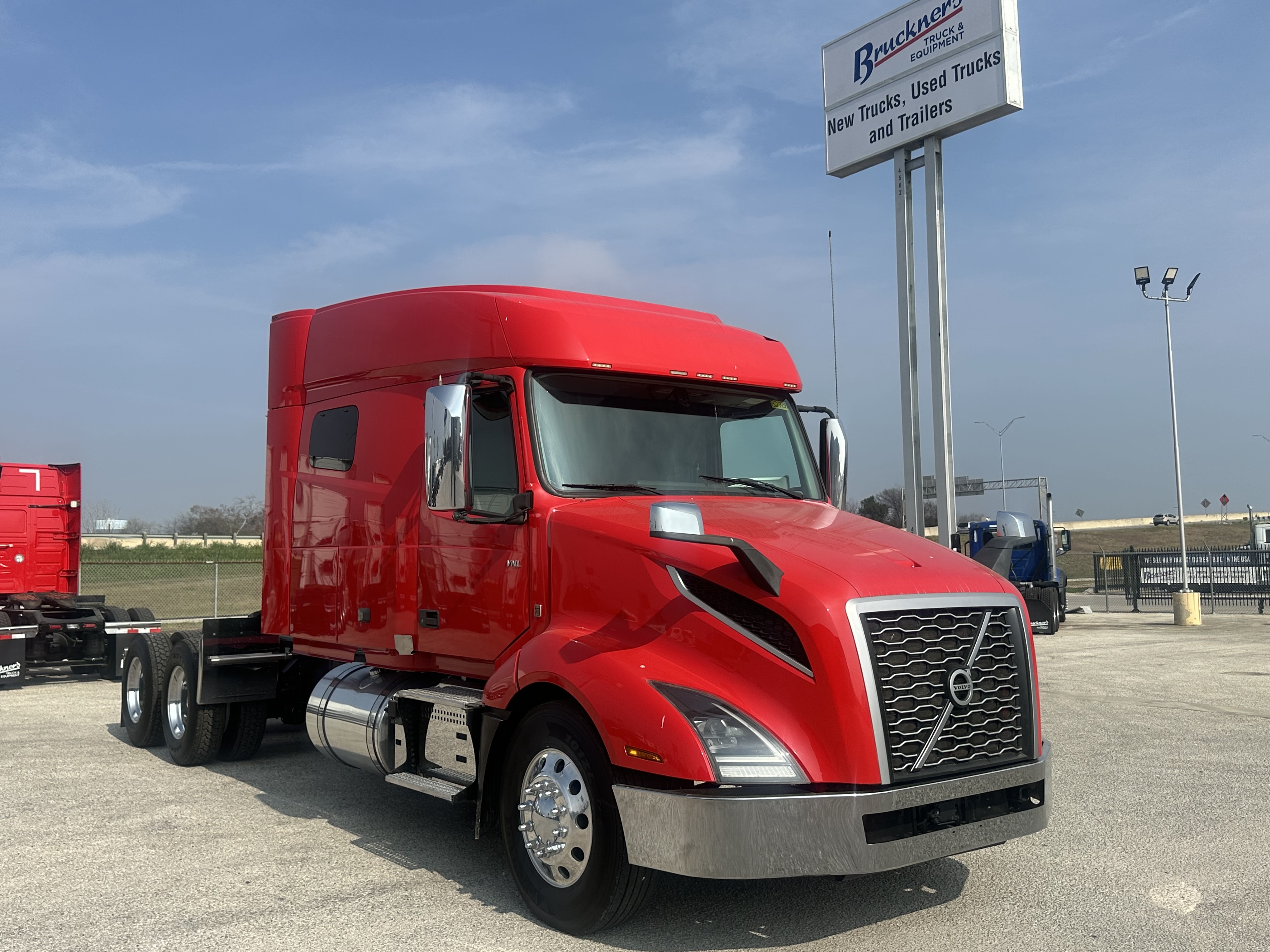 2022 Volvo - image 3