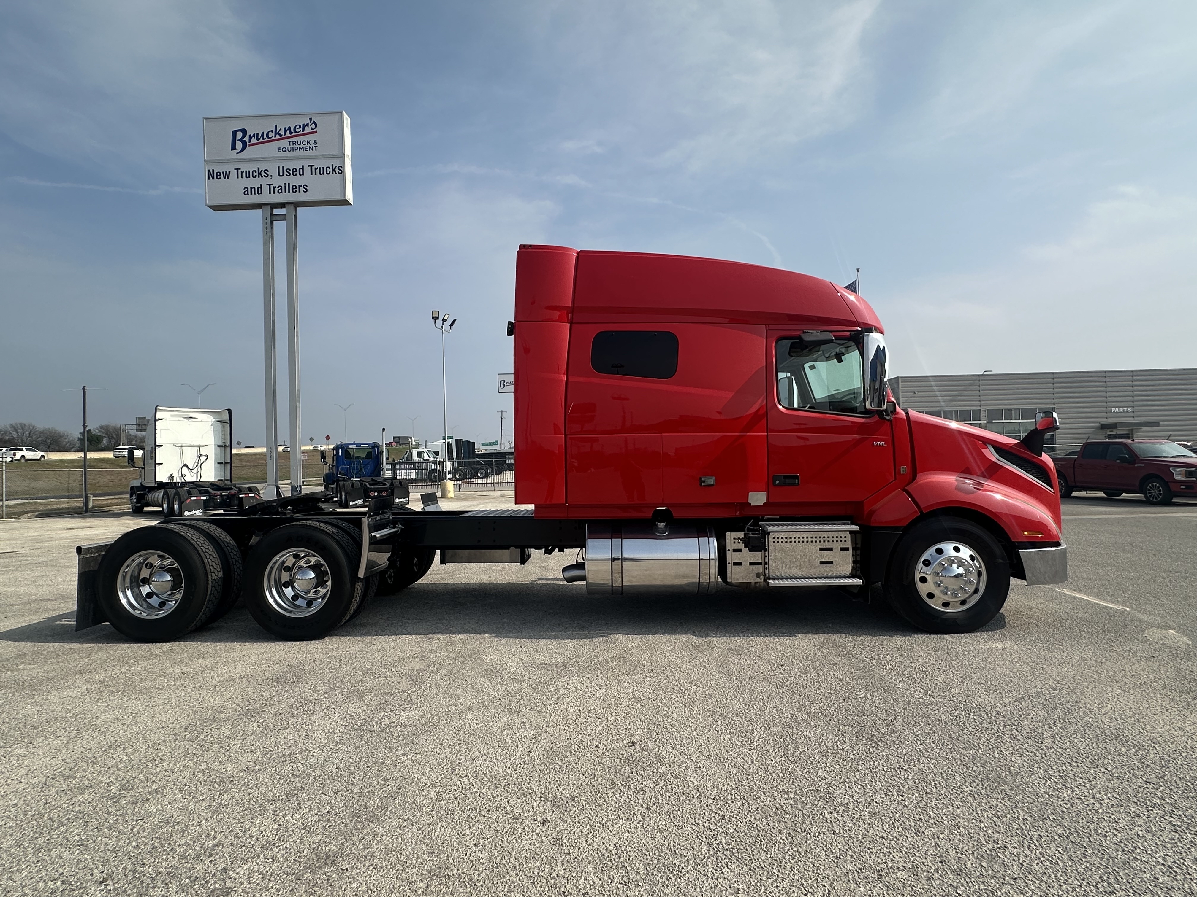 2022 Volvo - image 4