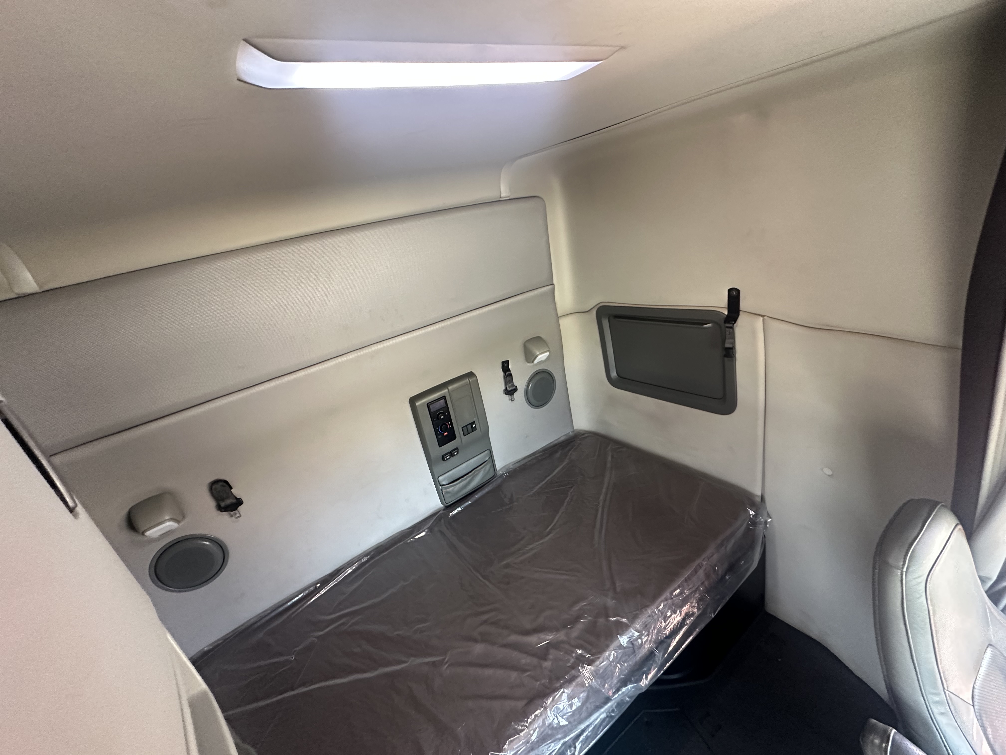 2022 Volvo - image 13