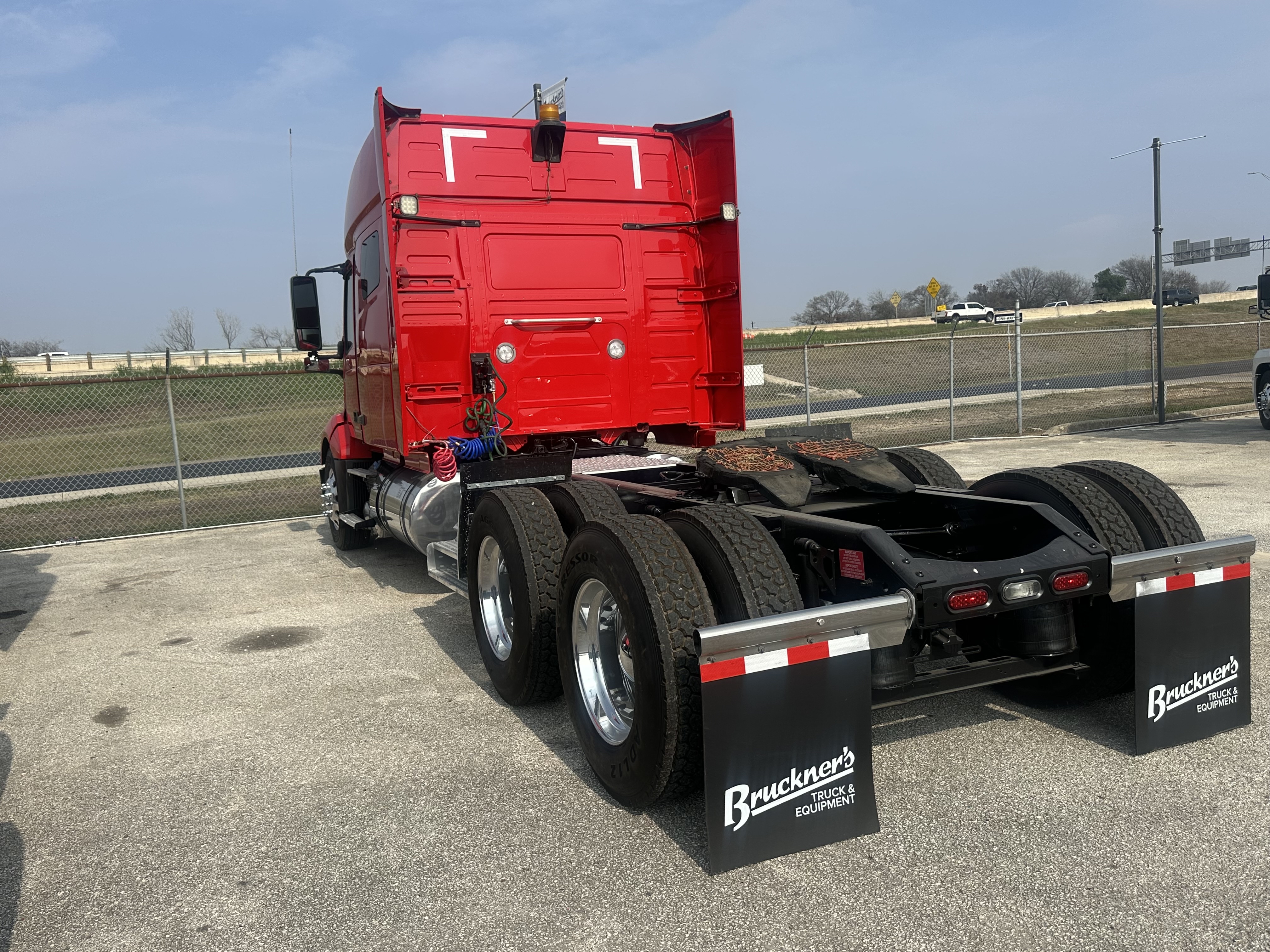 2022 Volvo - image 8