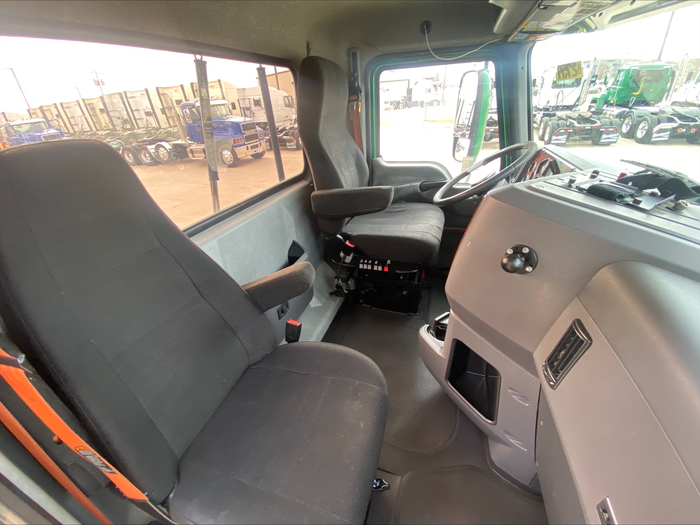 2018 Mack - image 16