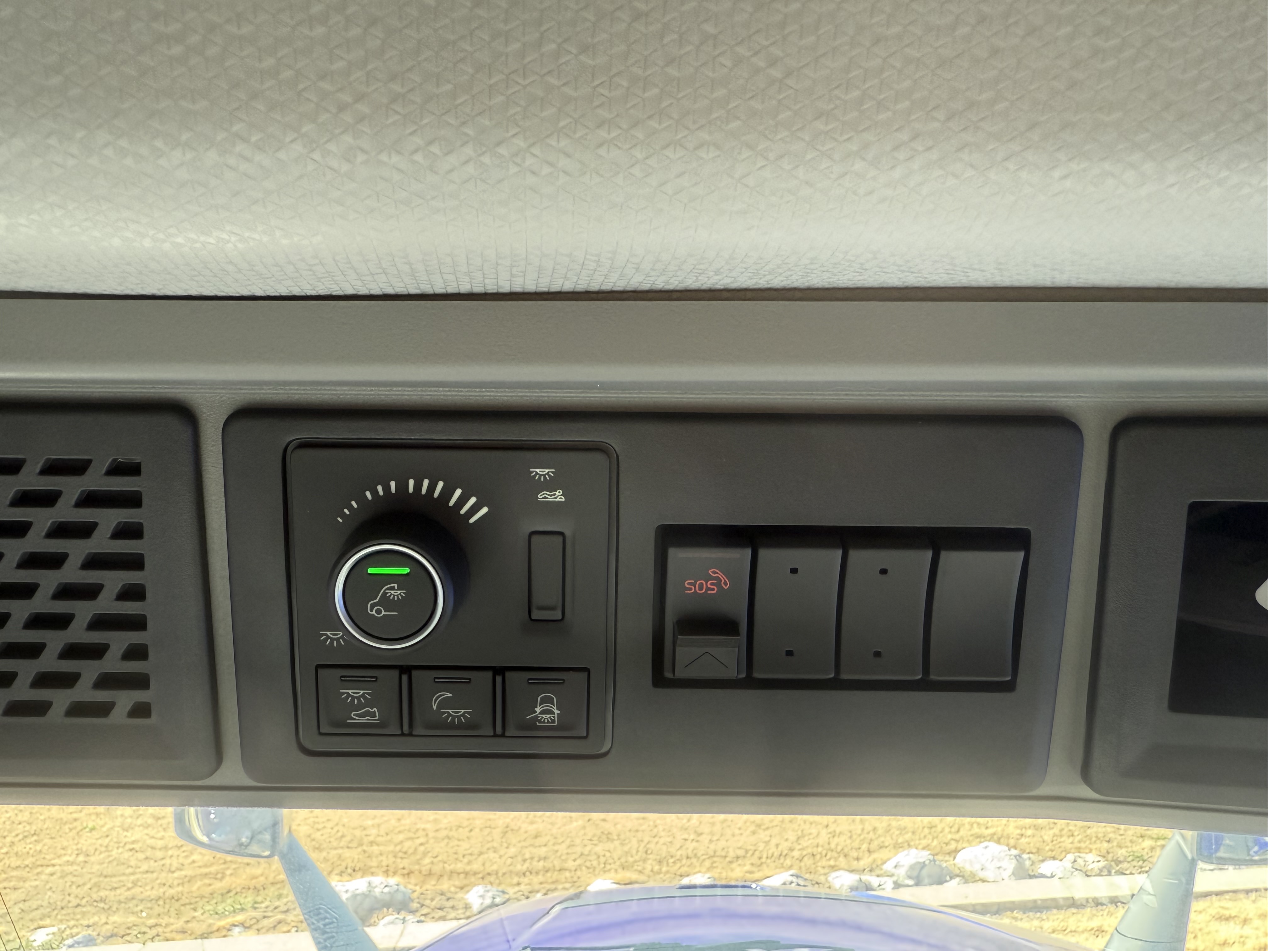 2026 Volvo - image 13