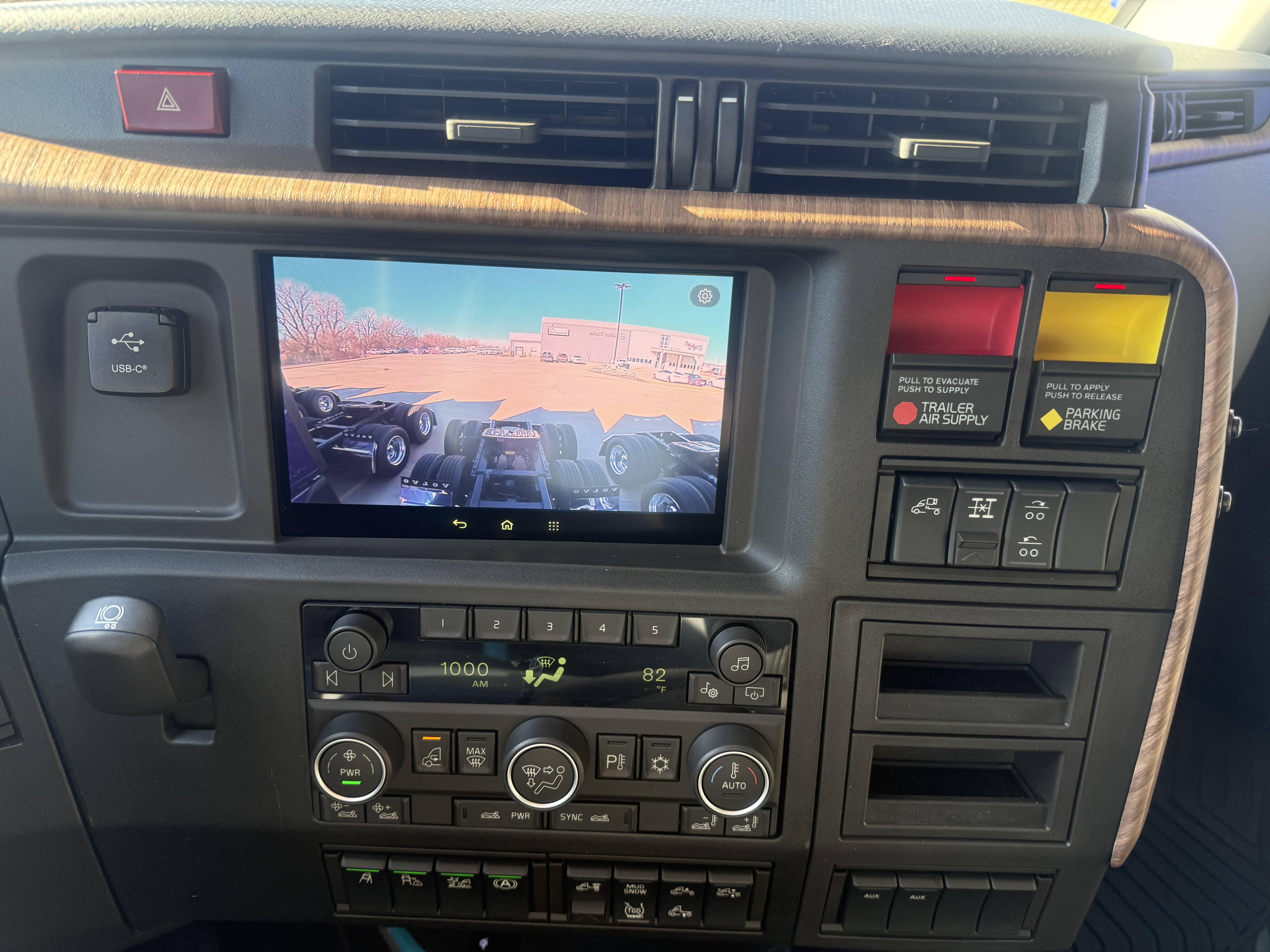 2026 Volvo - image 12