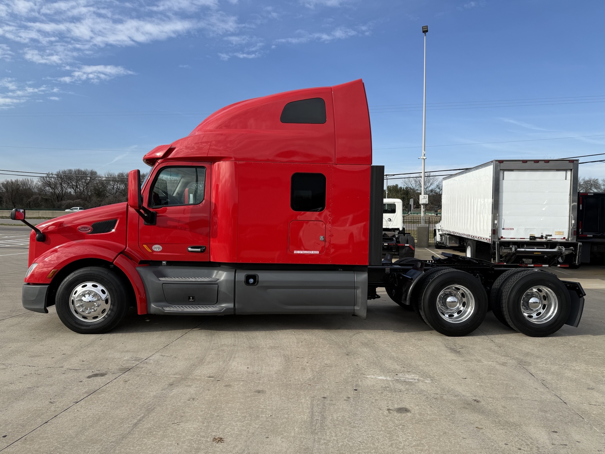 2022 Peterbilt 579 - image 2