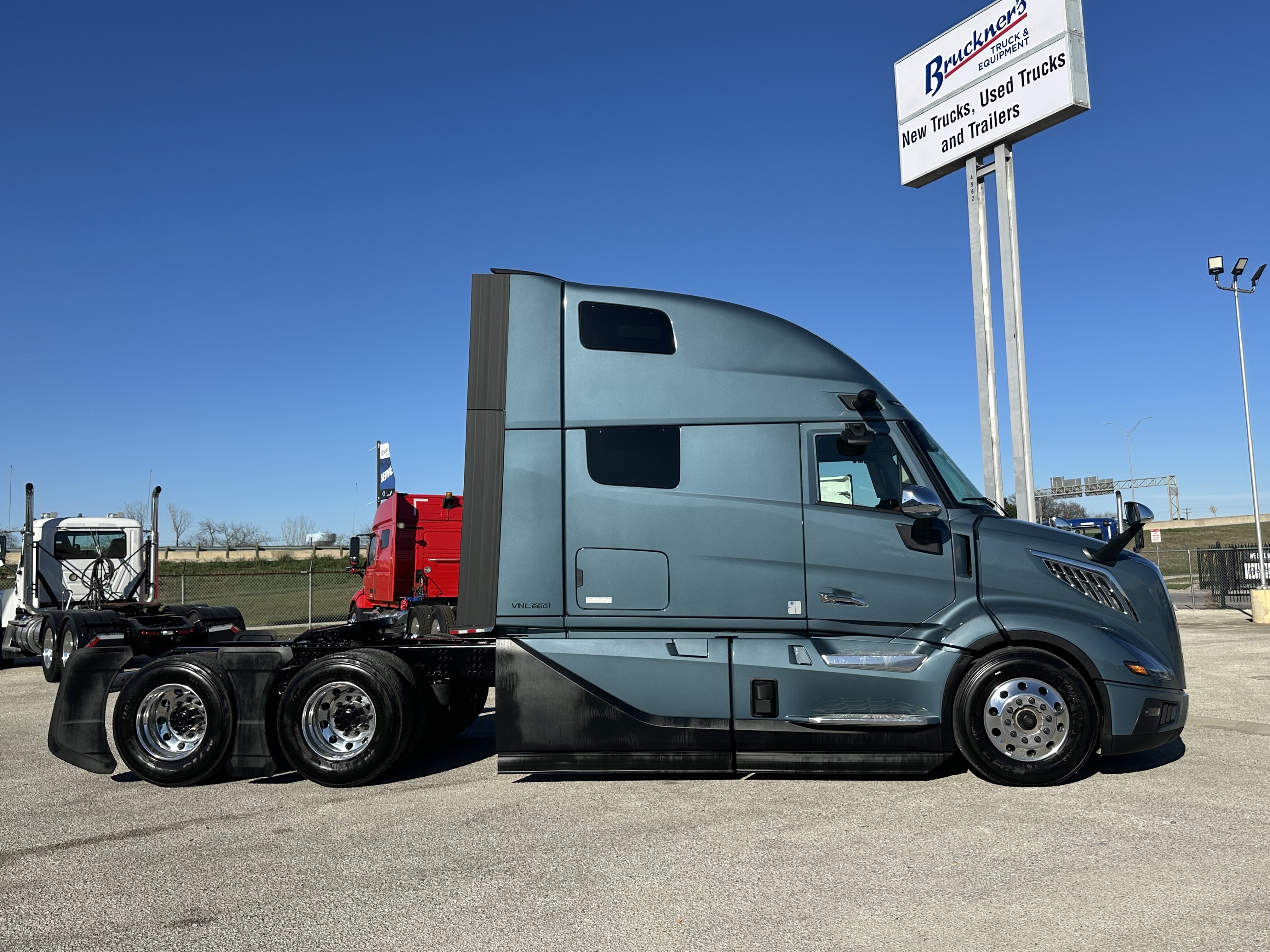 2026 Volvo - image 4