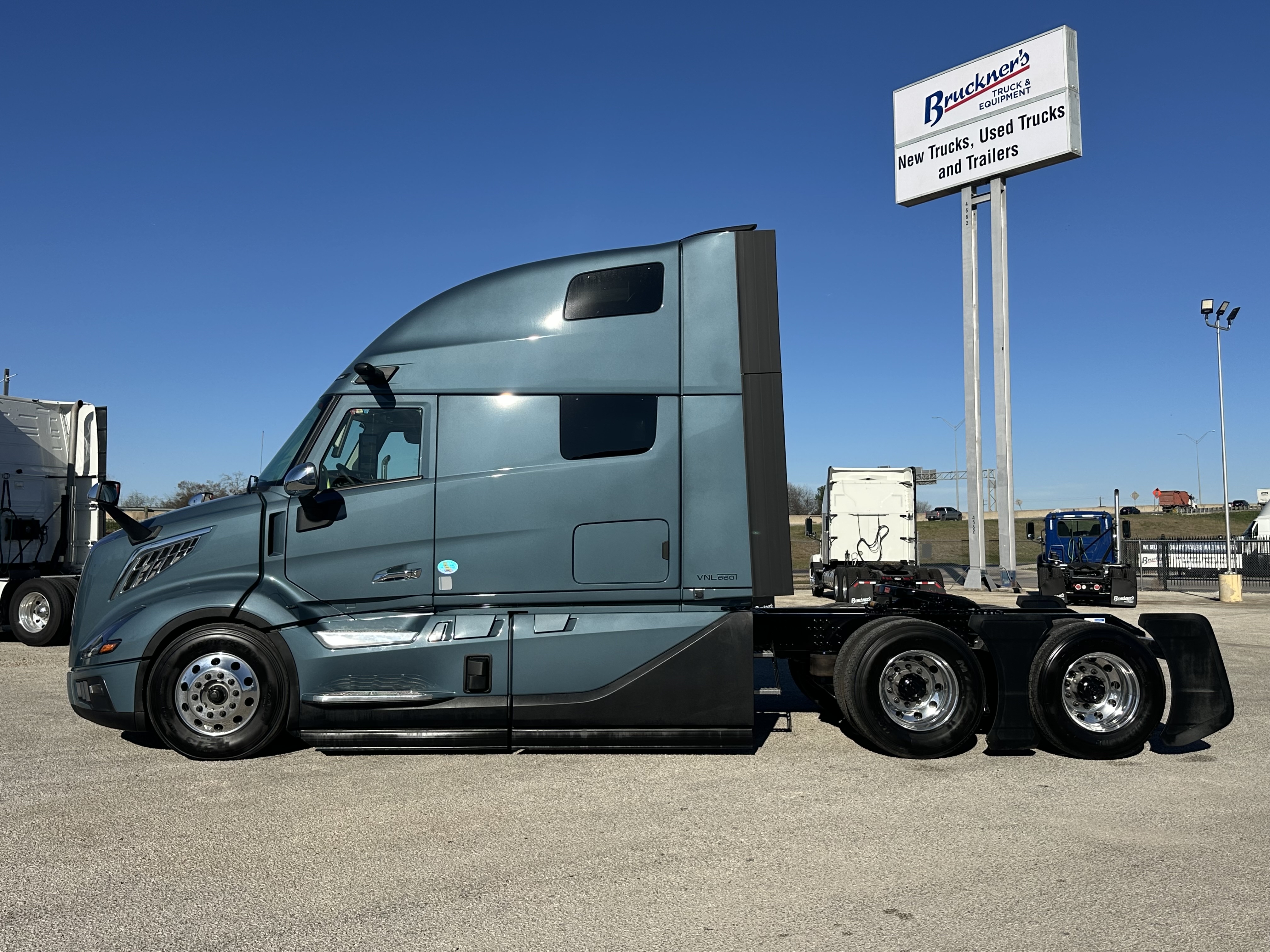 2026 Volvo - image 5