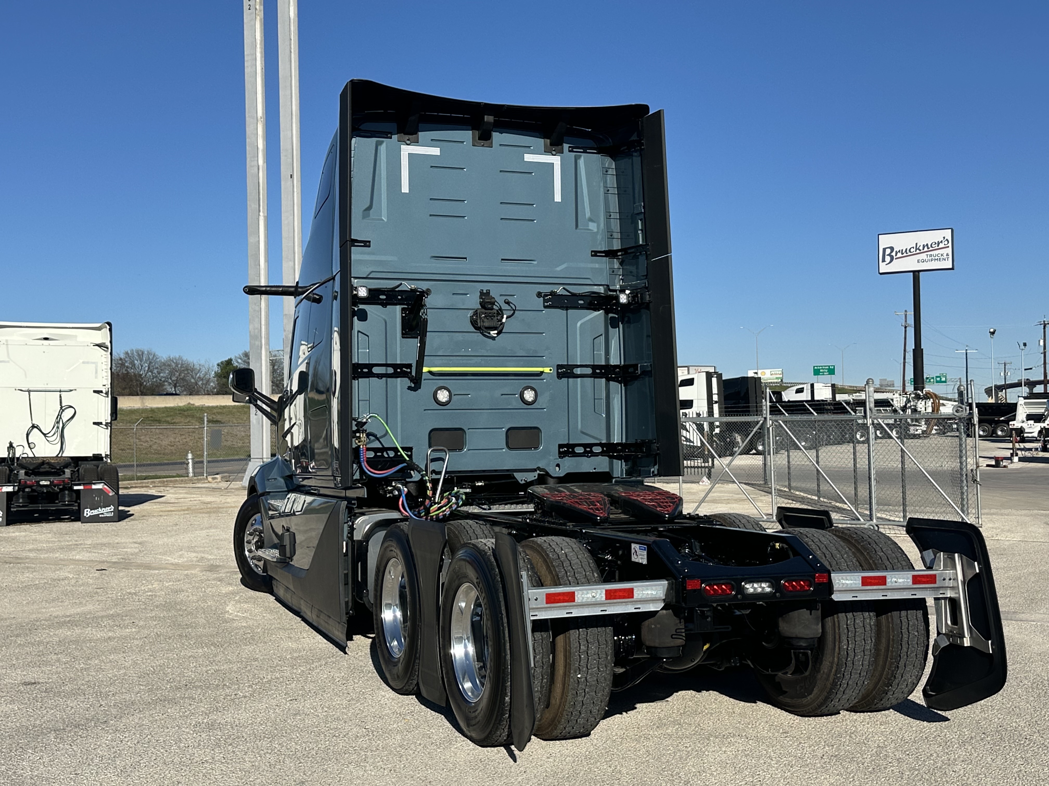 2026 Volvo - image 8