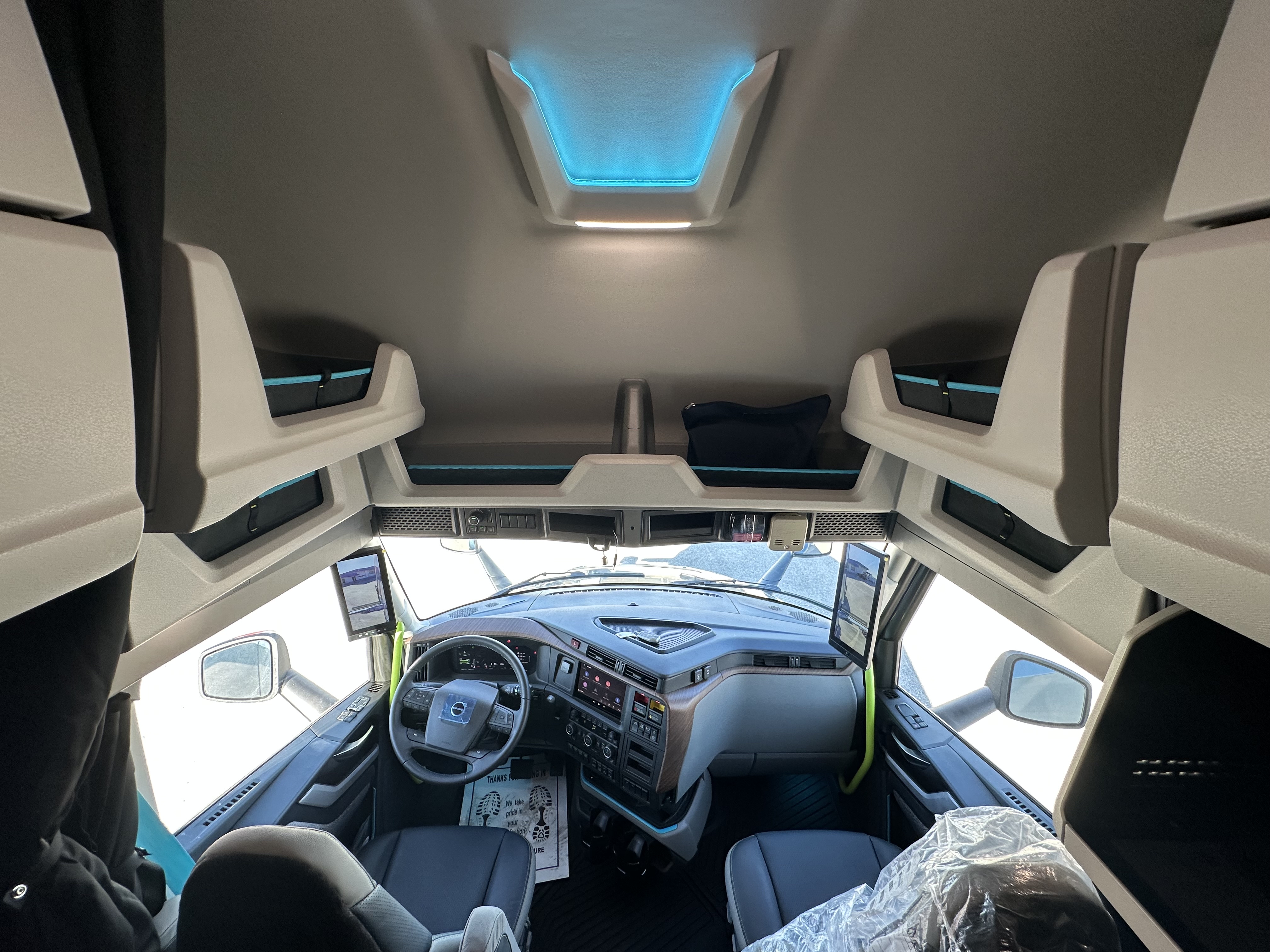 2026 Volvo - image 18