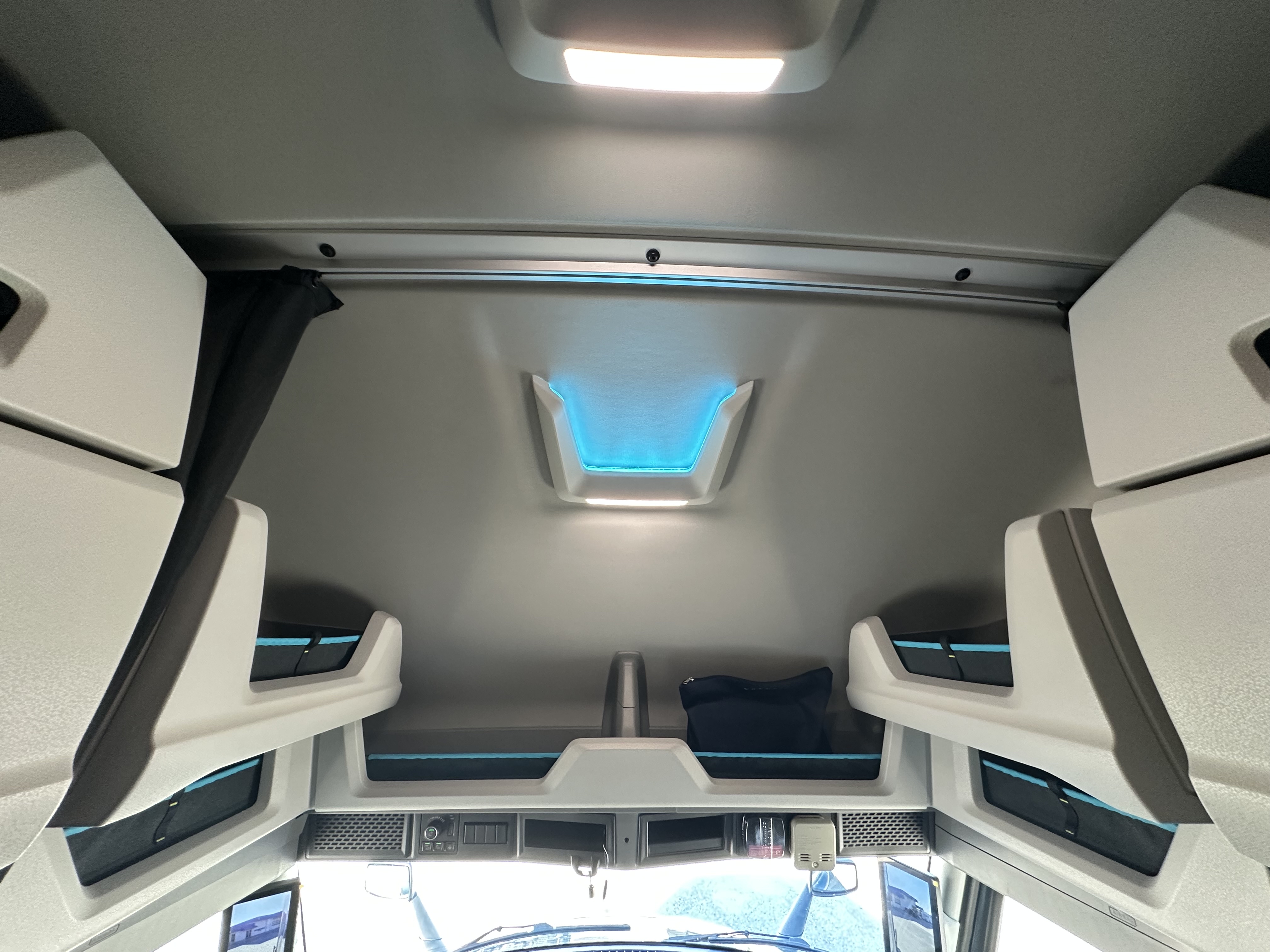 2026 Volvo - image 17