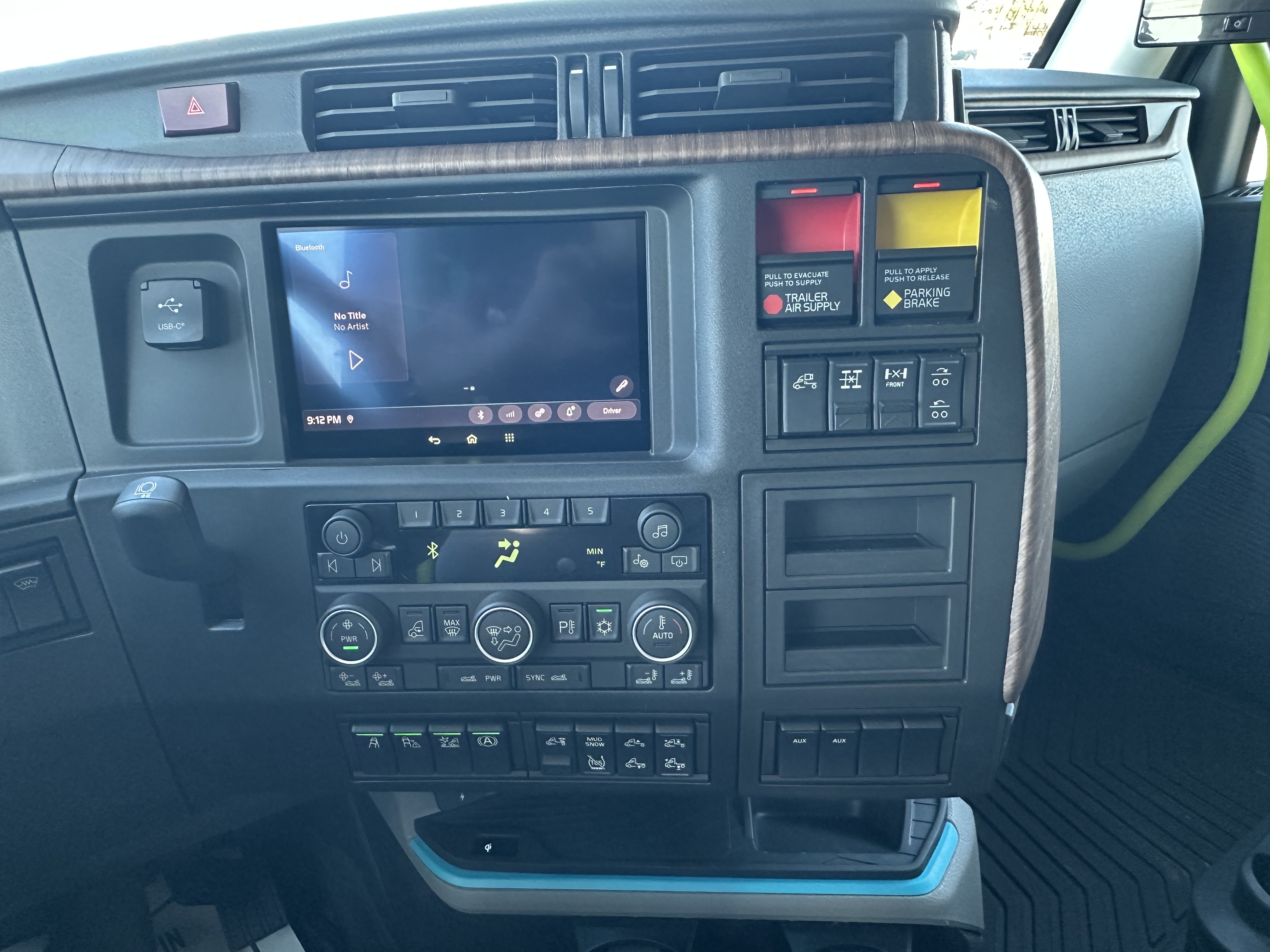 2026 Volvo - image 13