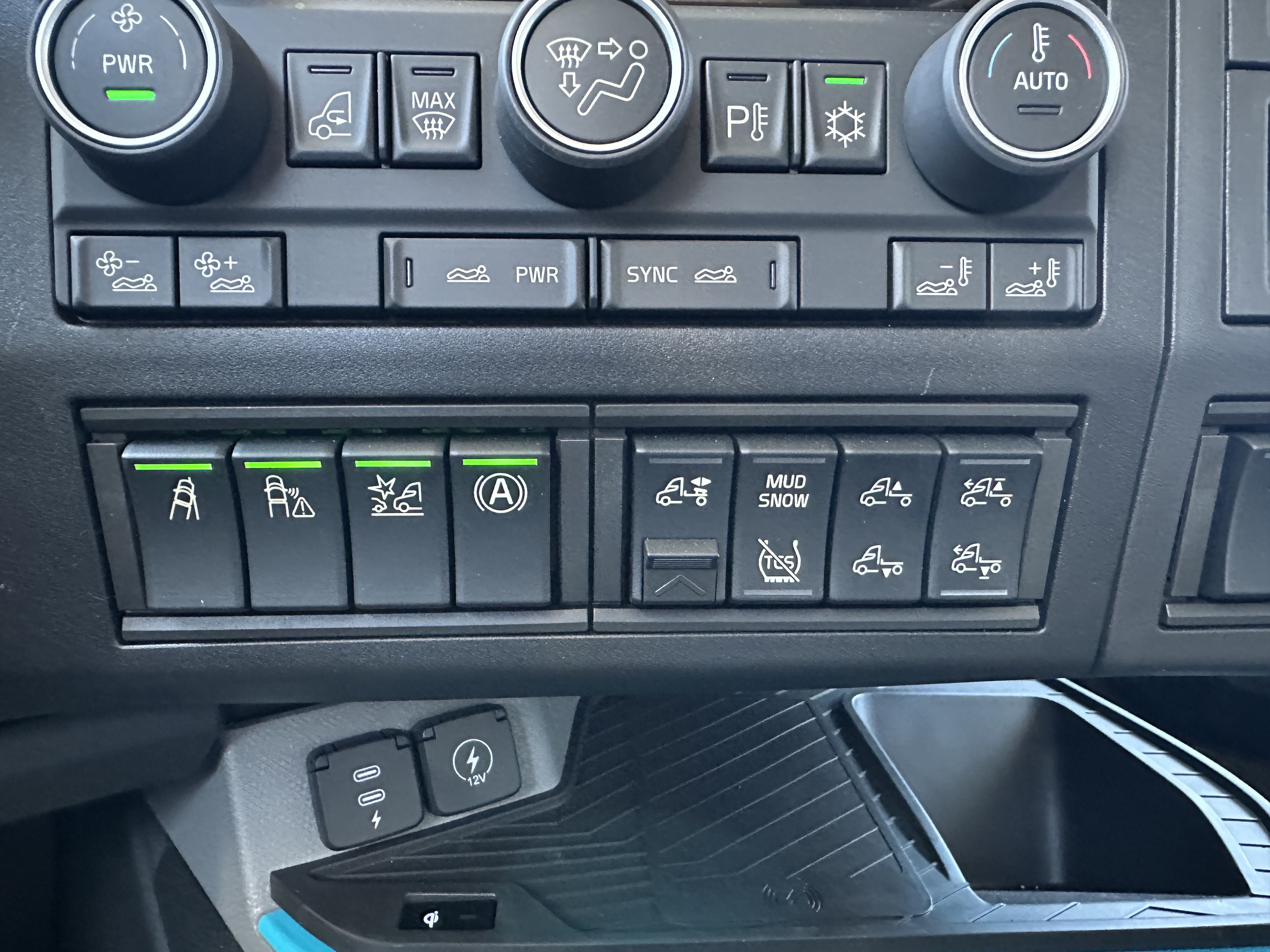 2026 Volvo - image 23