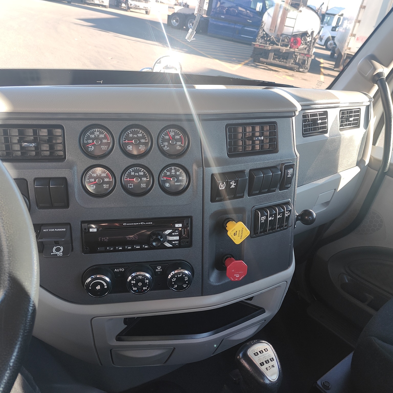 2020 Peterbilt 579 - image 12