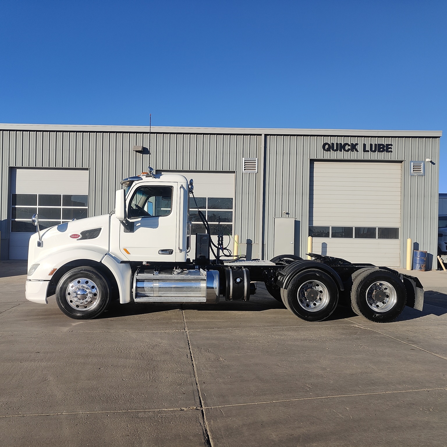 2020 Peterbilt 579 - image 2