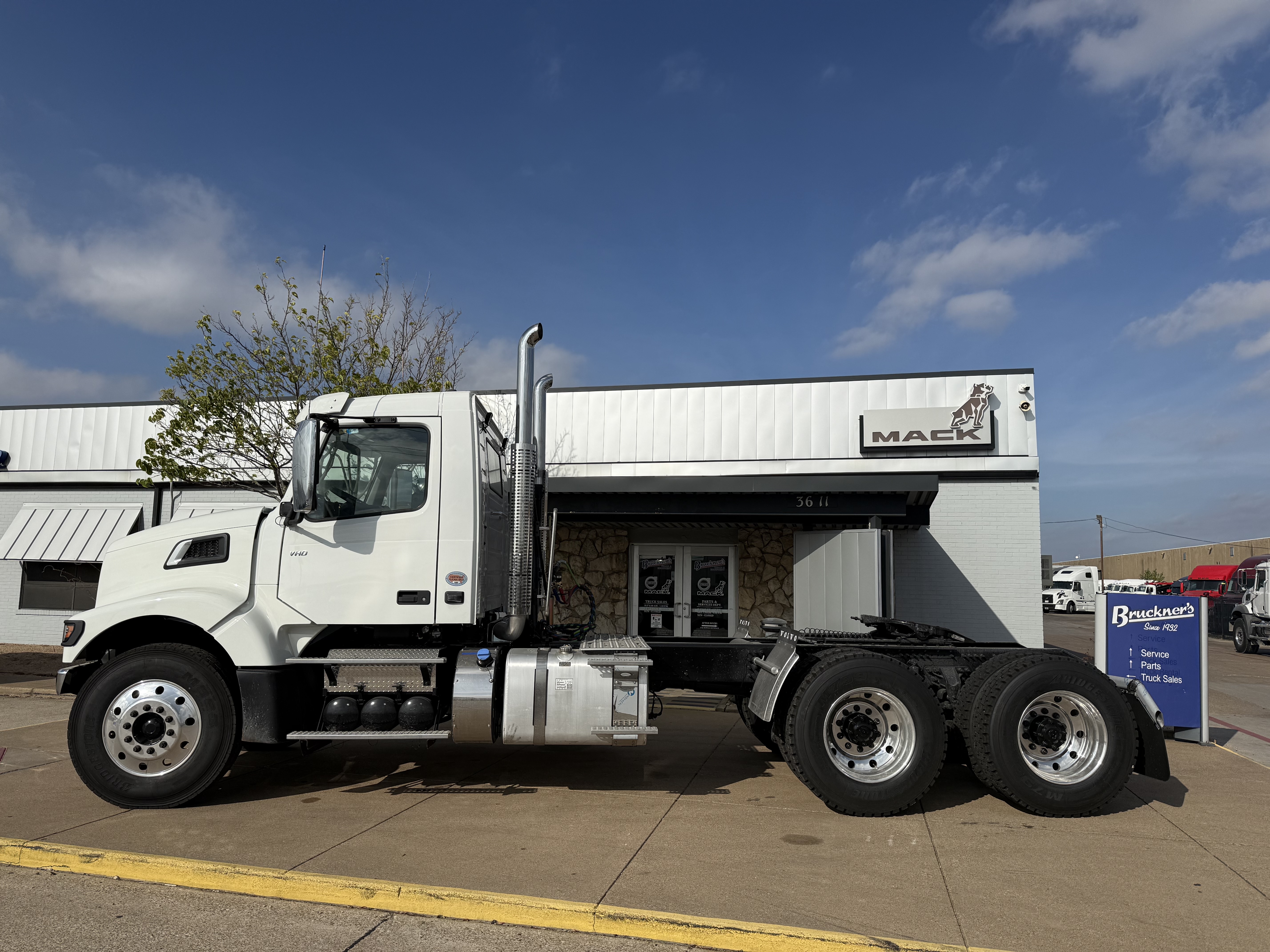 2026 Volvo - image 3