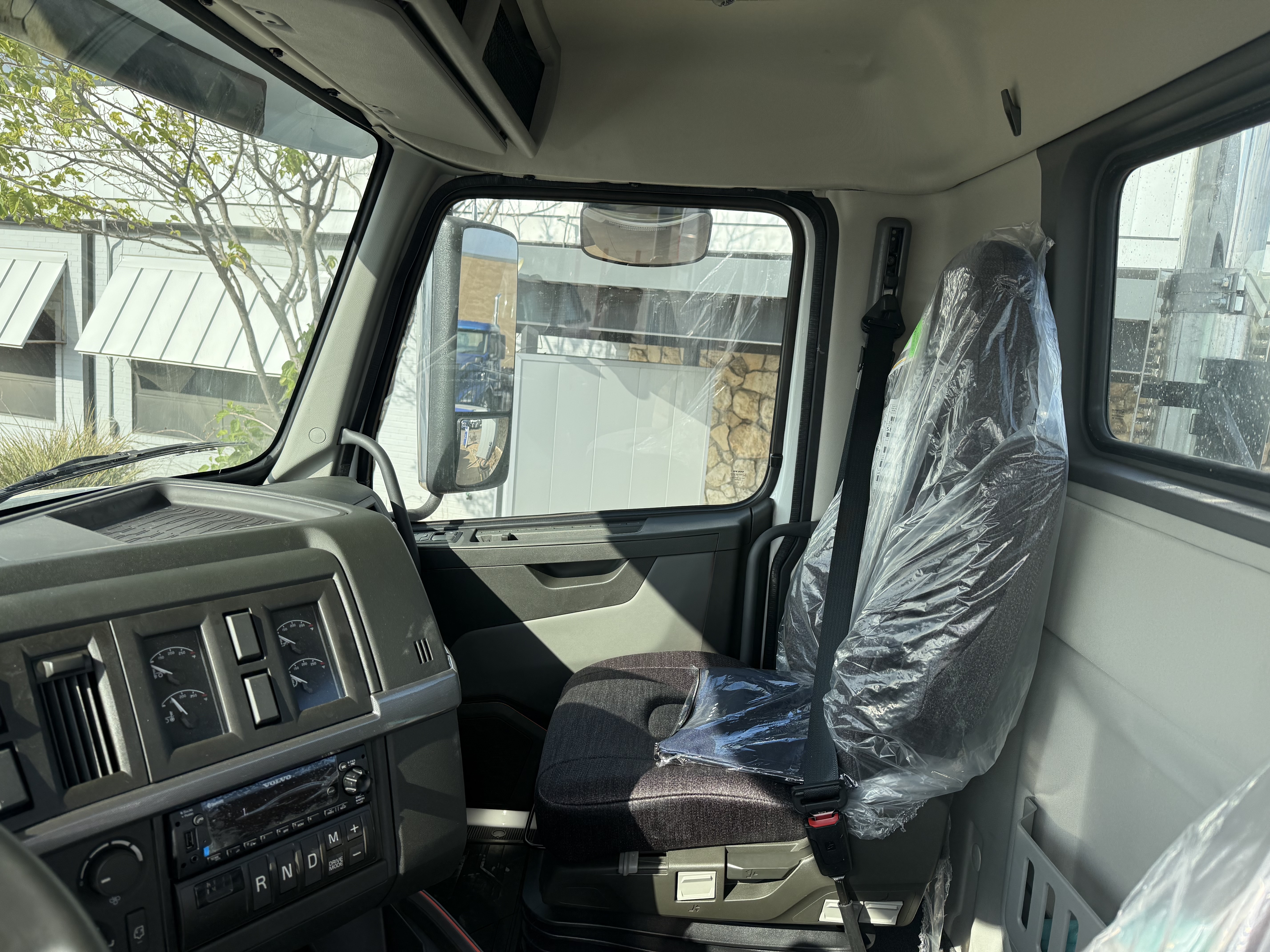 2026 Volvo - image 8