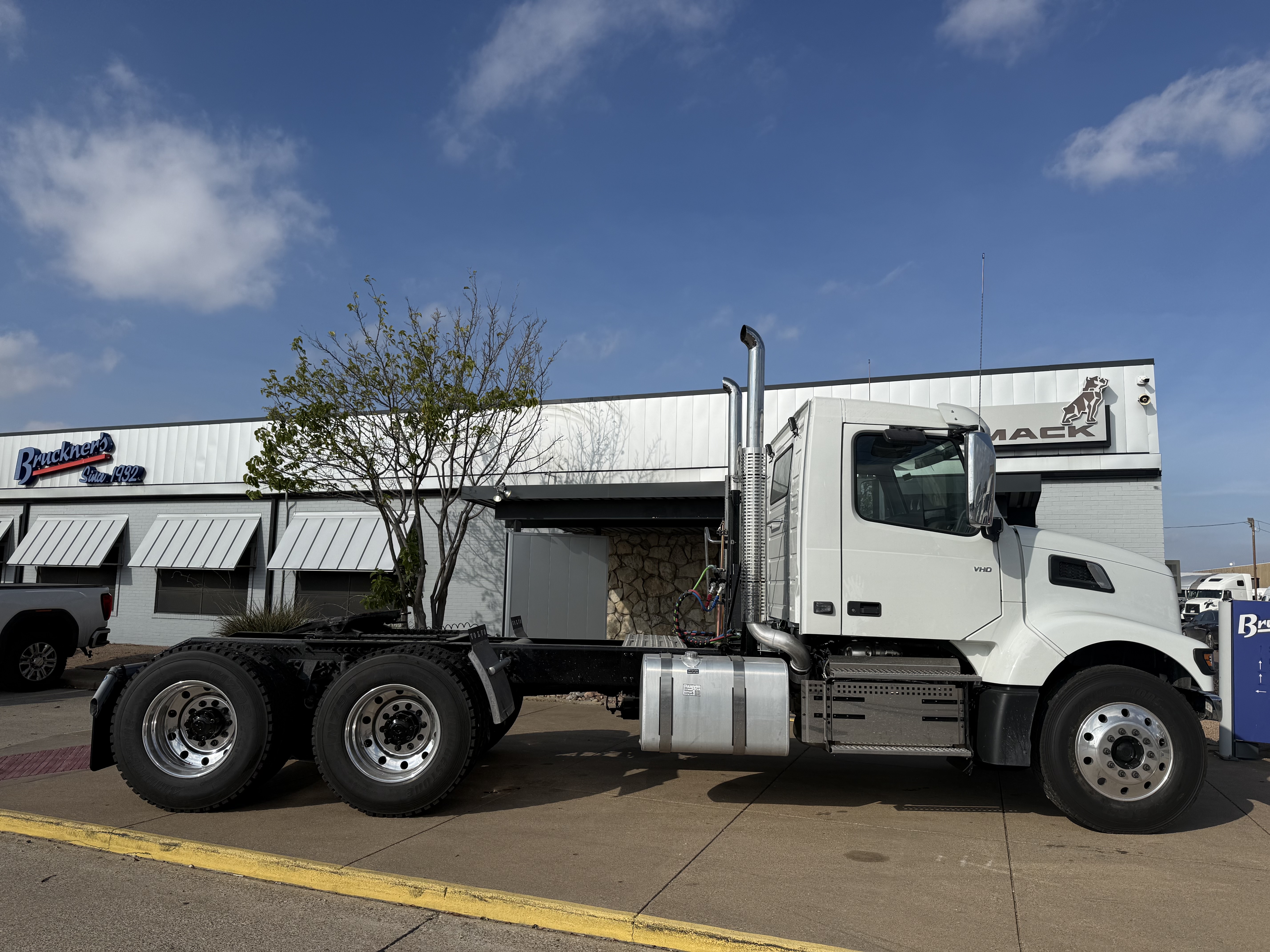 2026 Volvo - image 5