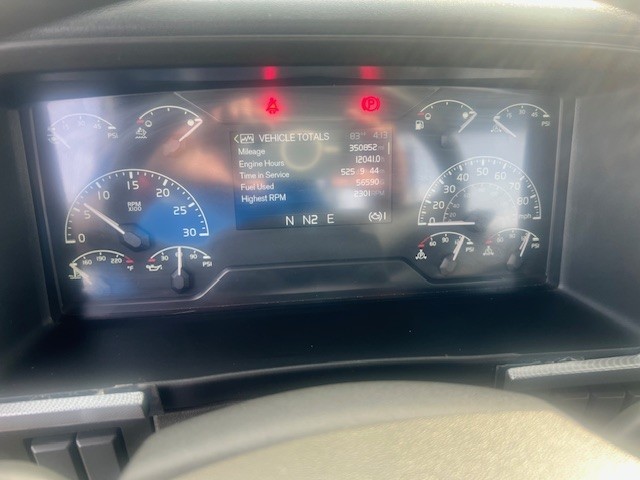 2019 Volvo - image 8